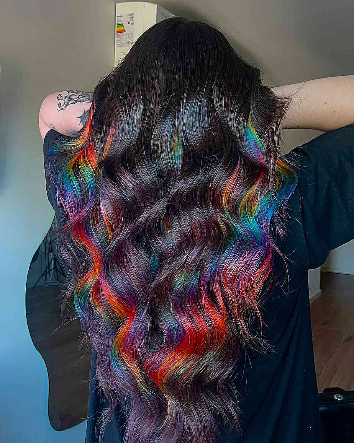Vibrant Holographic Waves