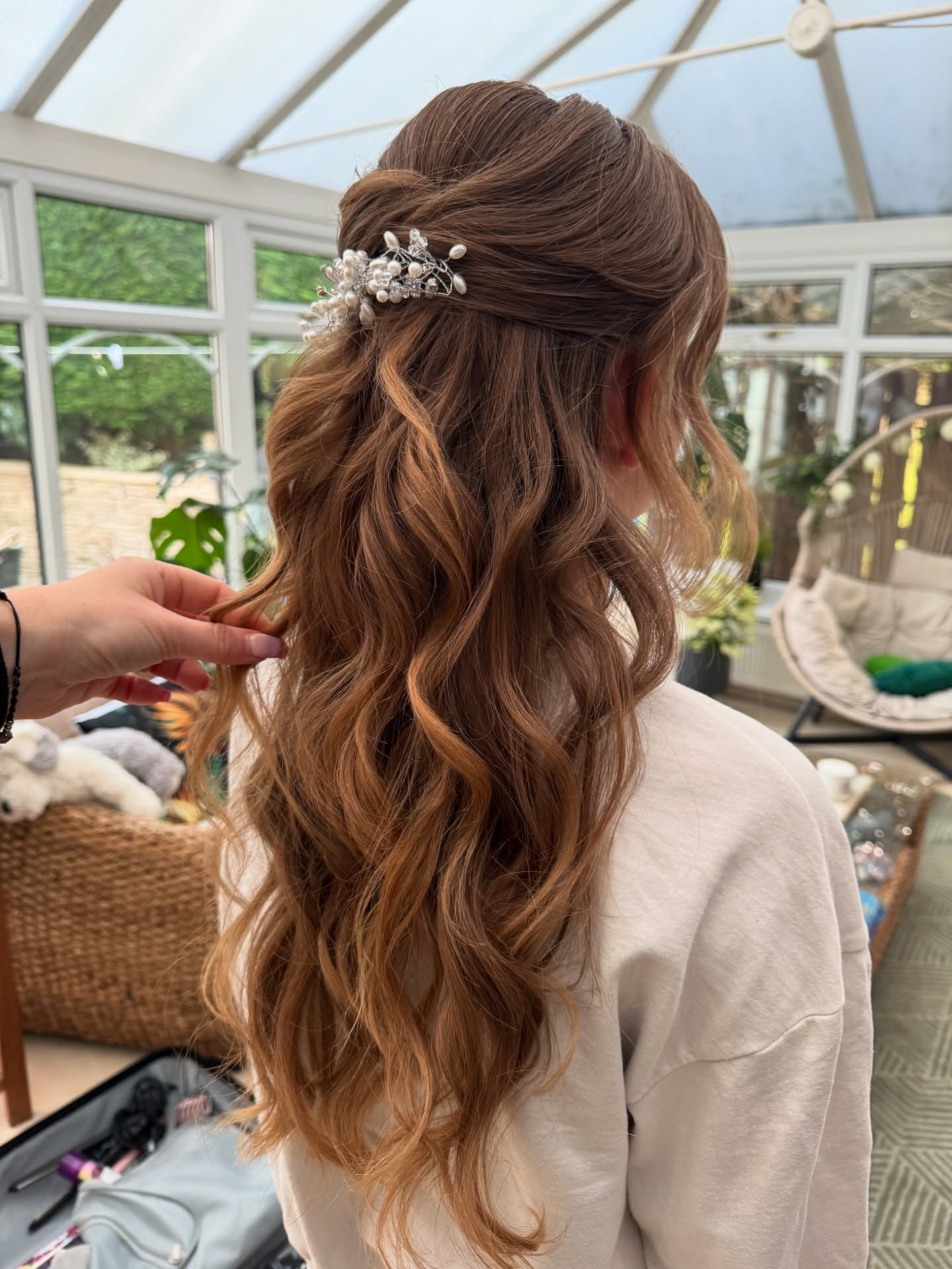 Captivating Soft Waves with Elegant Pearl Hairpin