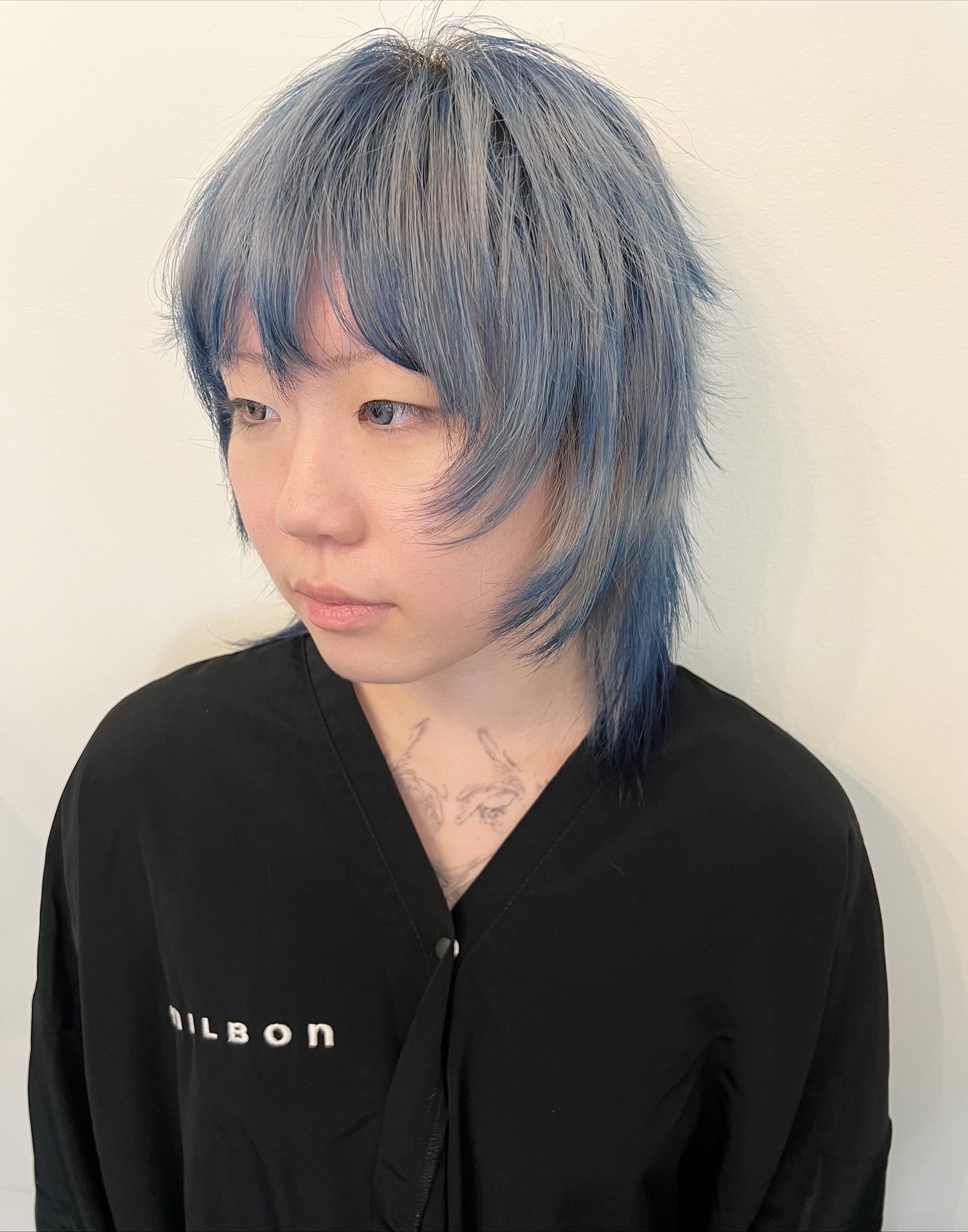 Chic Blue-Tinged Wolfcut with Wispy Fringe