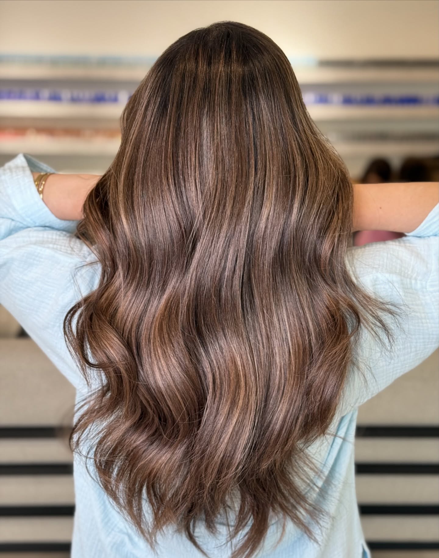 Elegante Karamellwirbel auf üppigen, braunen Stufen