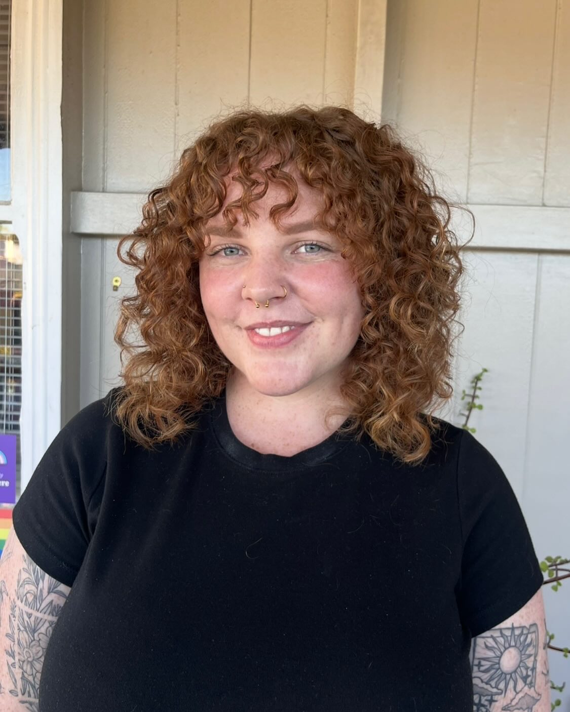 Chic Curly Shoulder-Length Cut with Soft Bangs