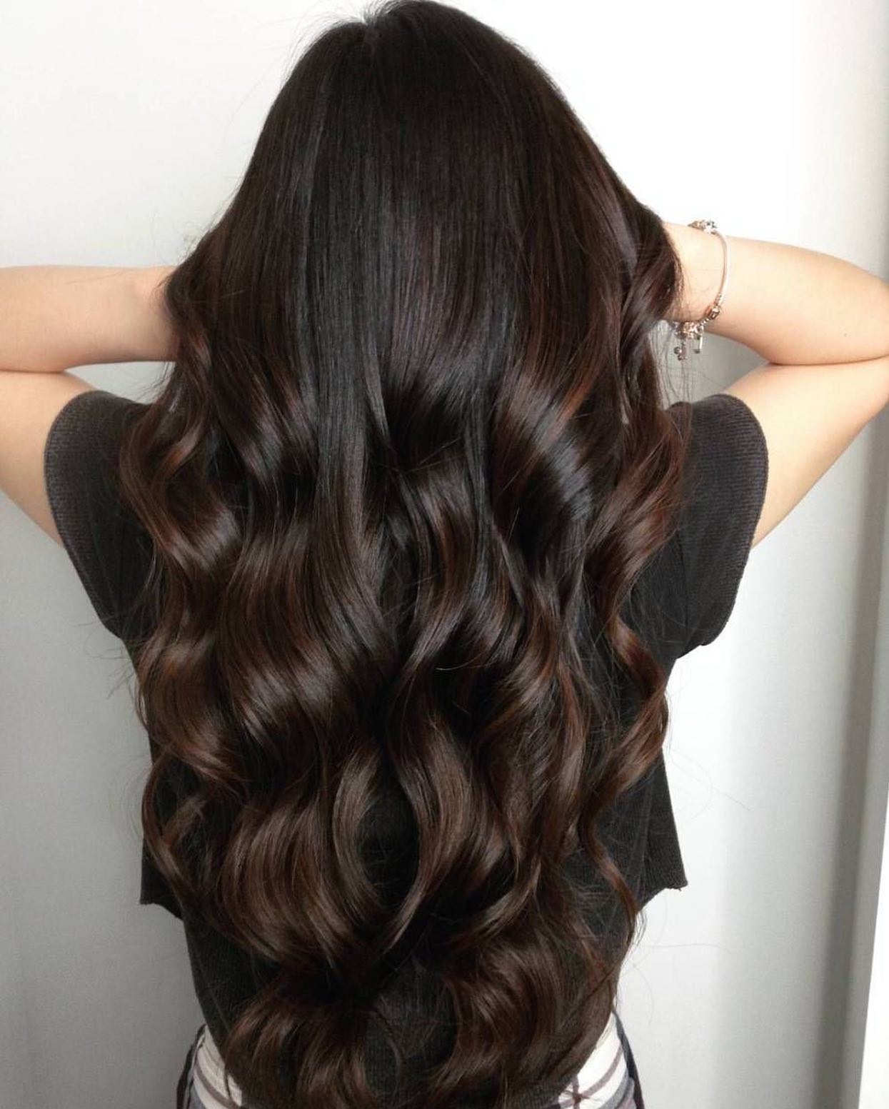 Dunkler Espresso-Kaskadeneffekt mit glänzenden Wellen