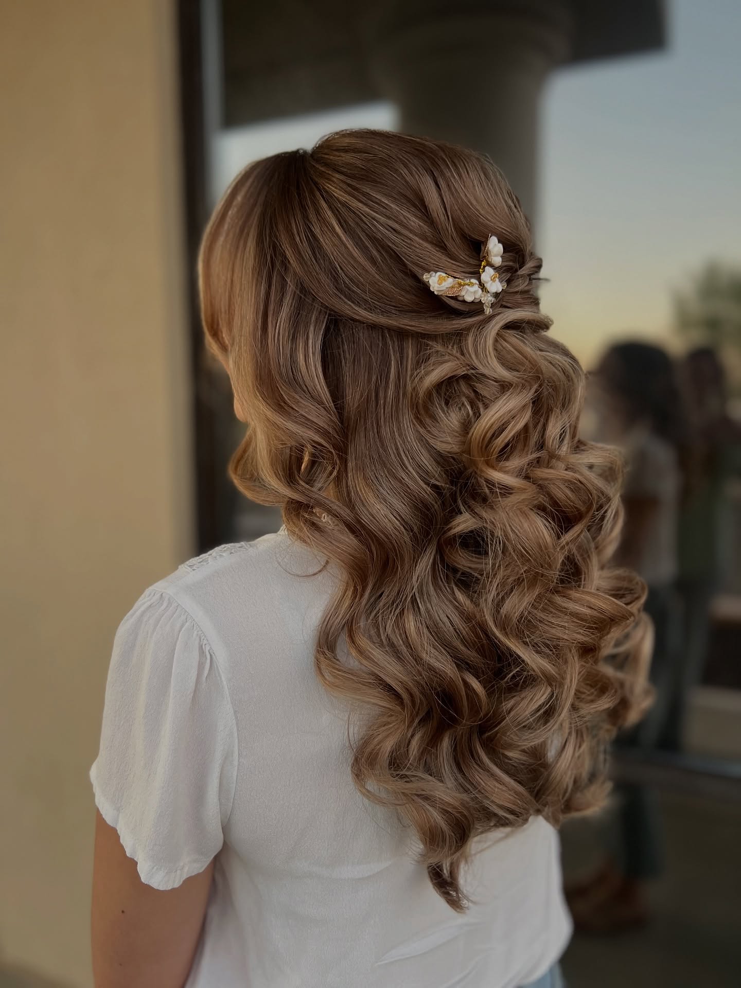 Enchanting Voluminous Waves with Delicate Floral Hairpiece