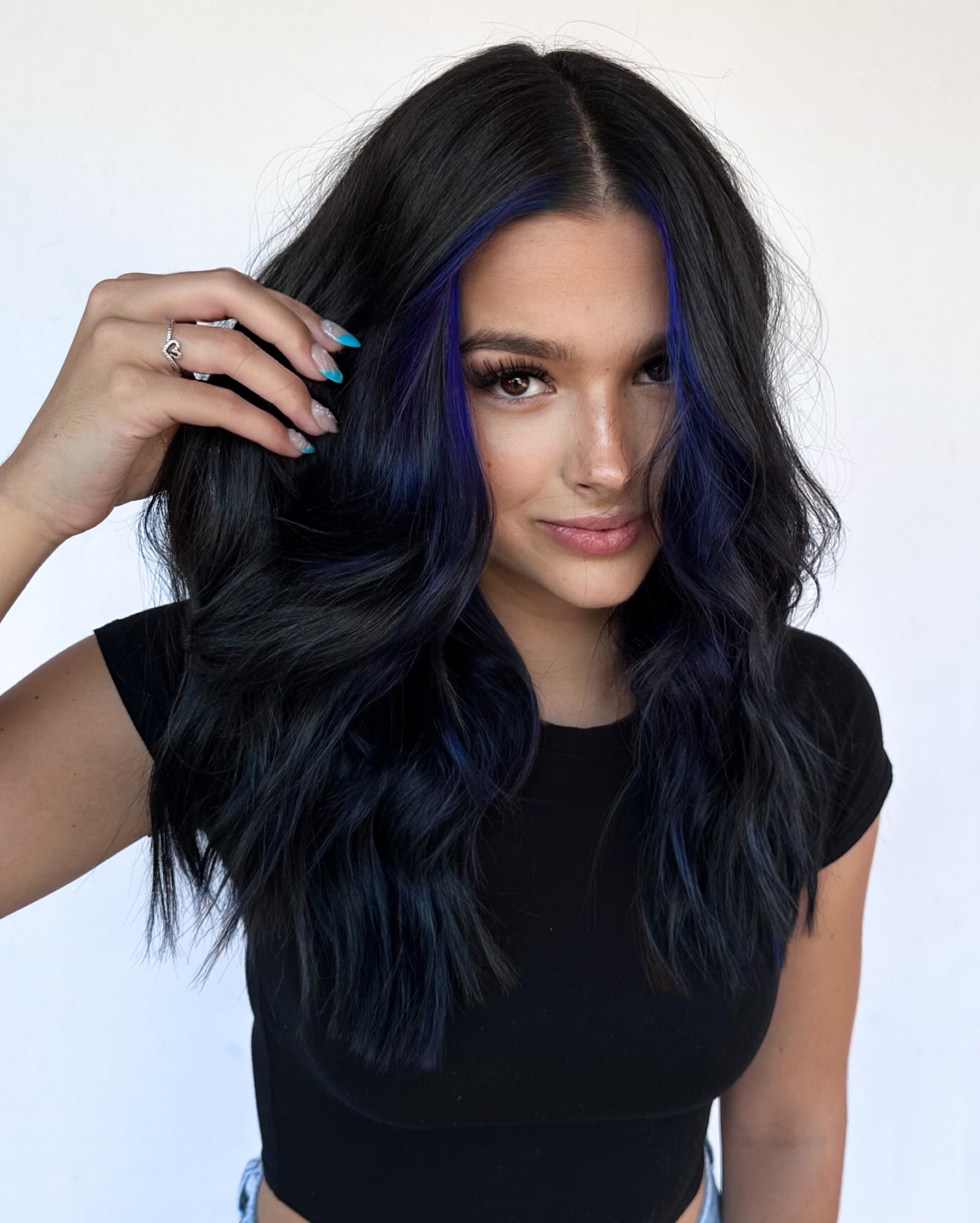 Mitternachtsblaue Spitzen in fließenden, brünetten Locken