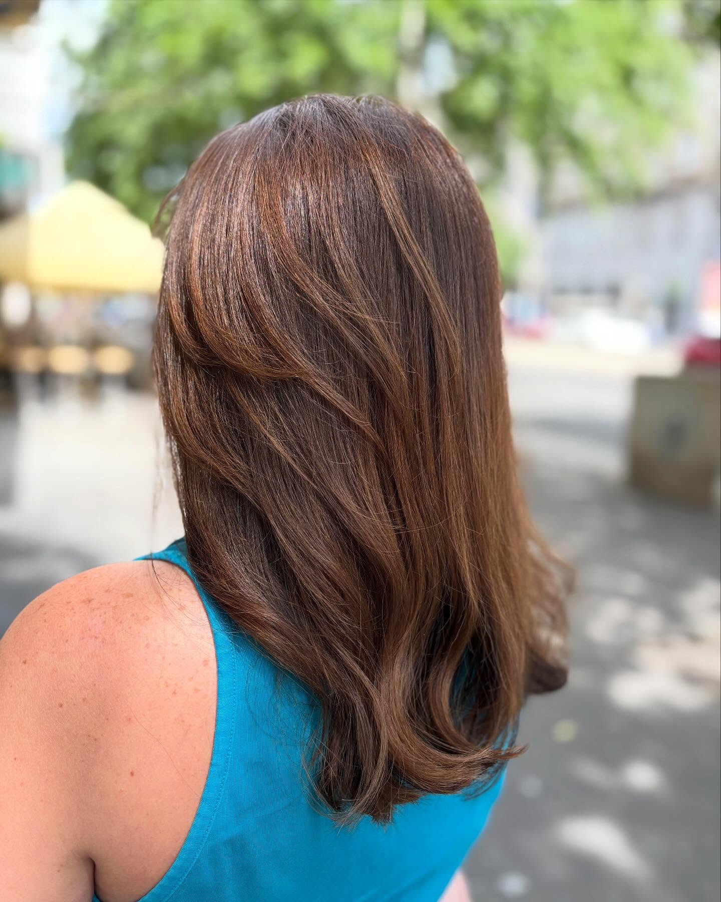 Natürlicher Kastanienglanz mit mehrschichtigem Glanz