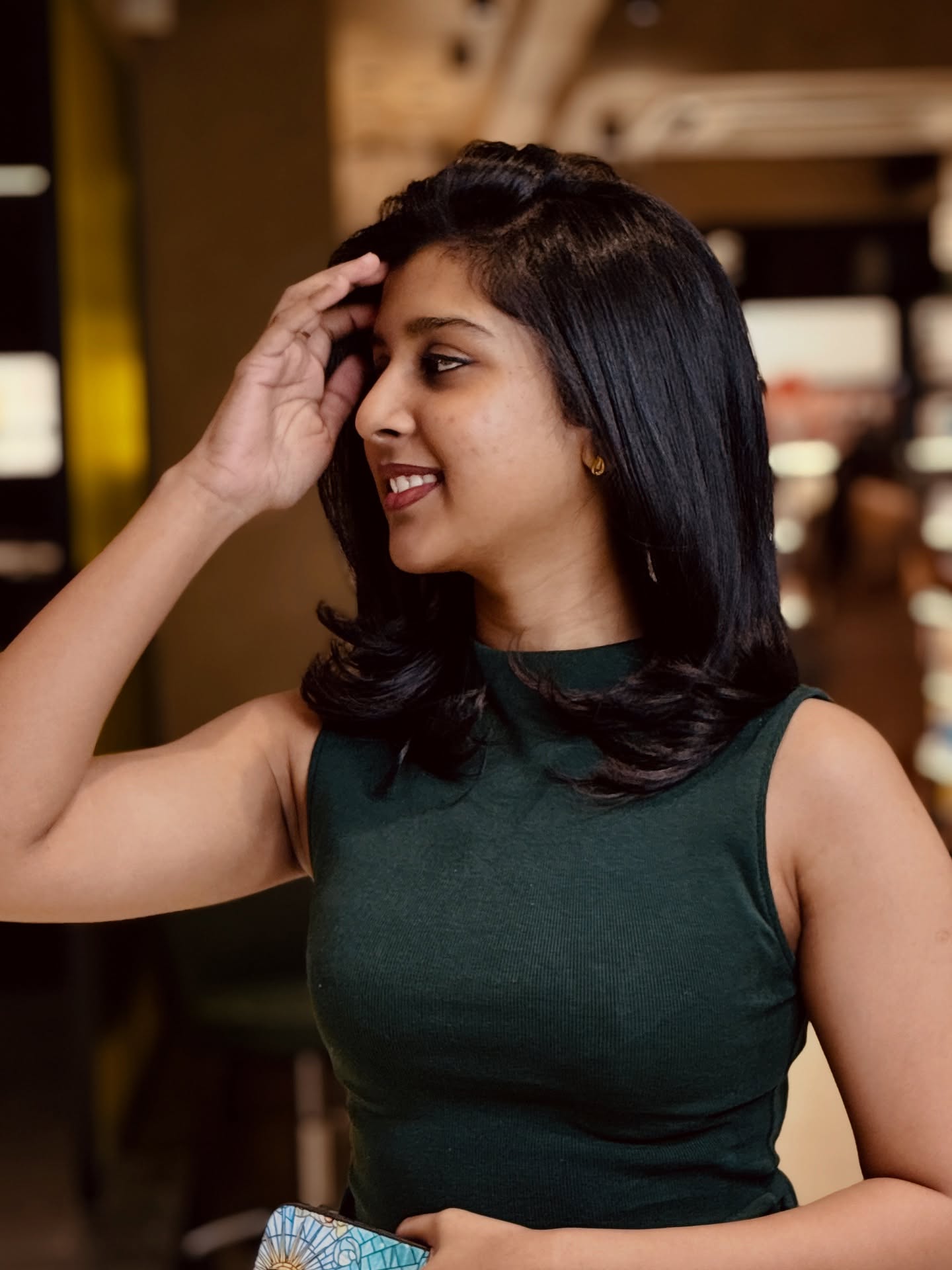 Polished Side-Swept Waves with Natural Highlights