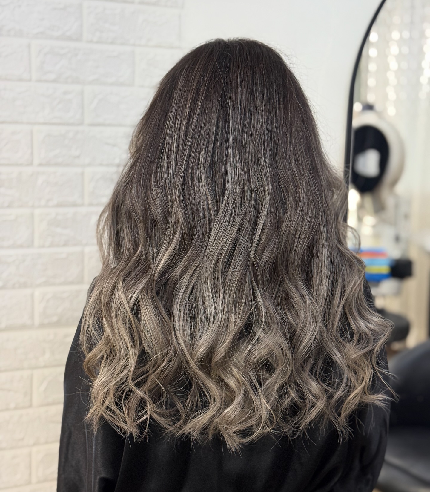 Smoky Ash Balayage auf fließenden, zerzausten Wellen