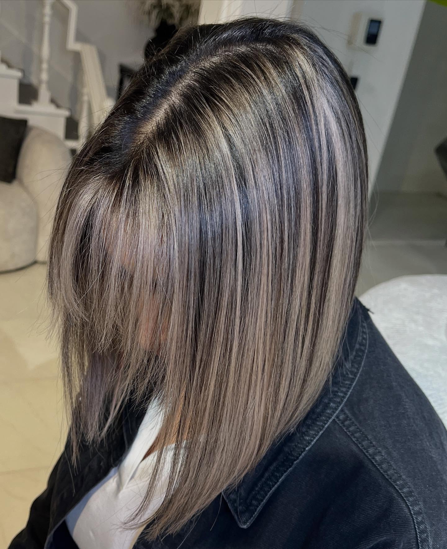 Markantes aschblondes Balayage mit präzisem Schnitt