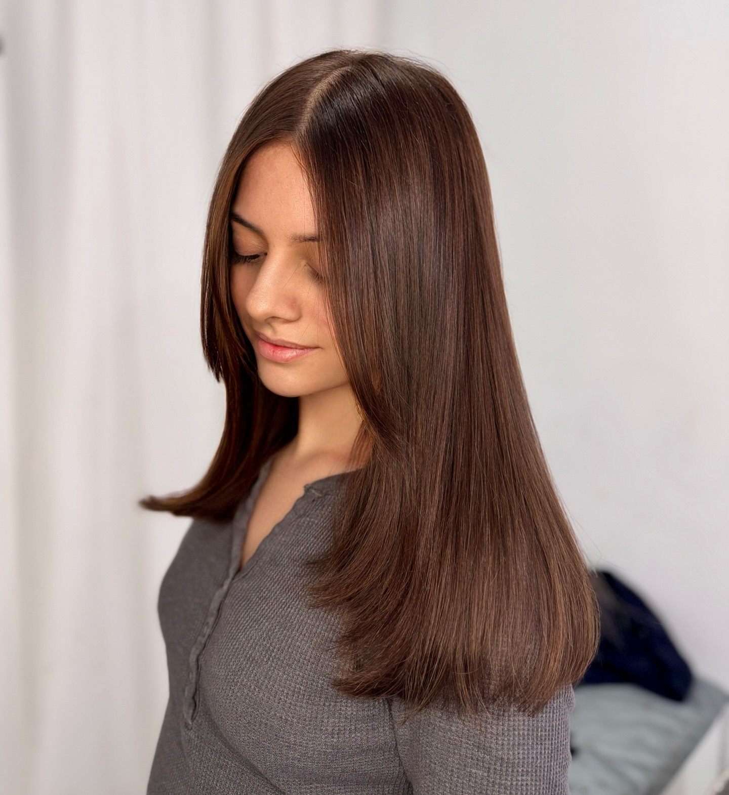 Dezente Schokoladen-Balayage auf seidig glattem Haar