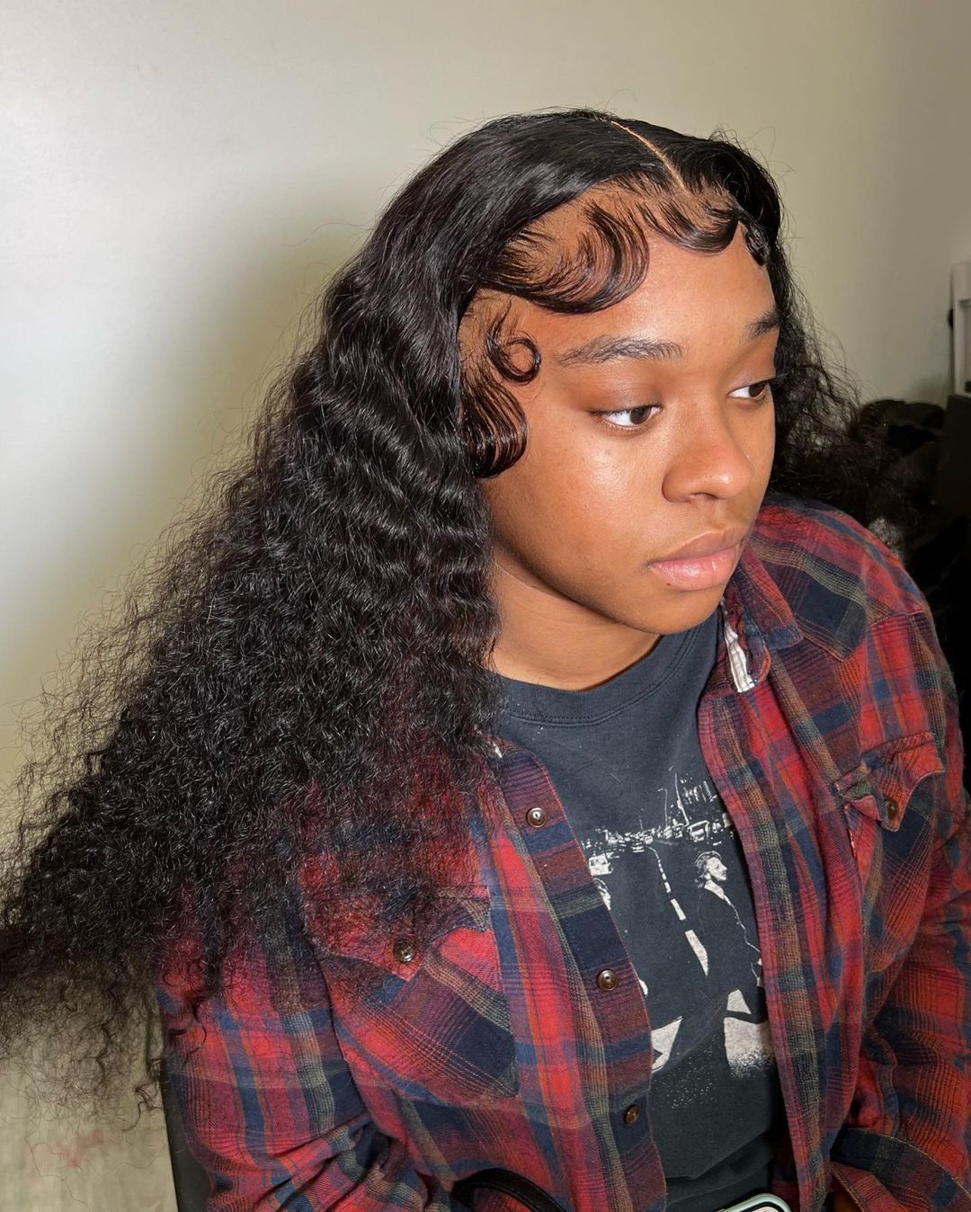 Chic Deep Waves with Sculpted Tendril Accents