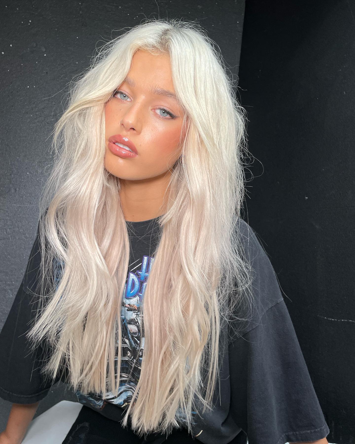 Chic Platinum Beach Waves with Natural Roots