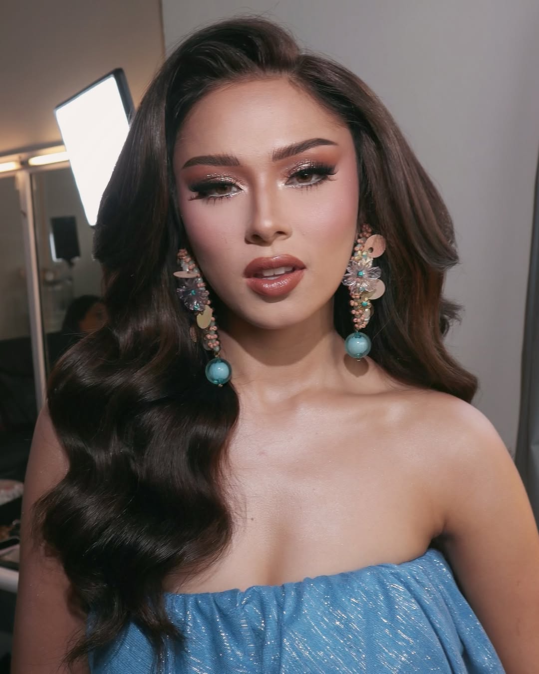 Glamorous Loose Waves with Glossy Finish