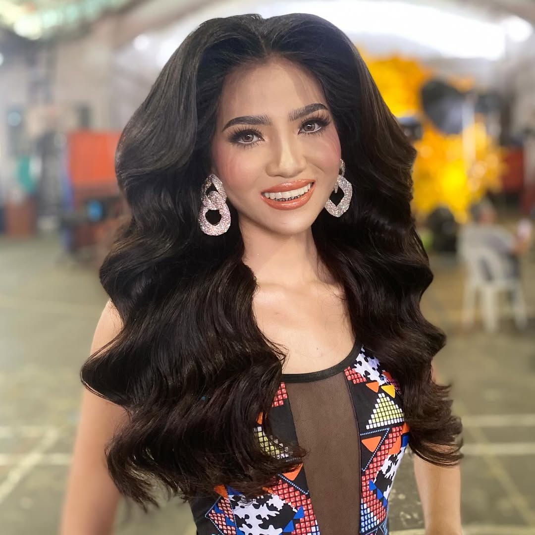 Luxurious Deep Black Waves with Volume and Shine