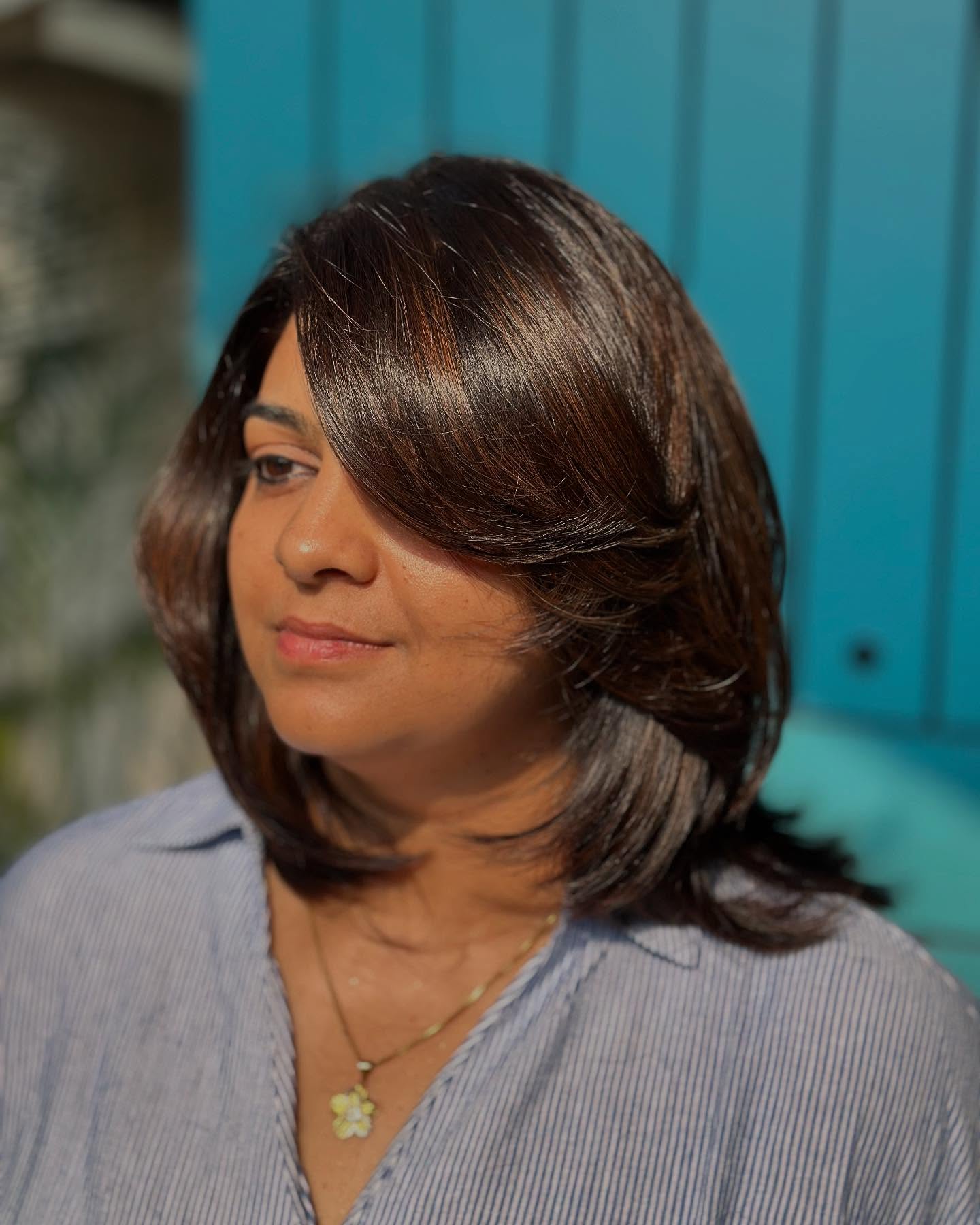 Sleek Chestnut Tresses with Caramel Highlights