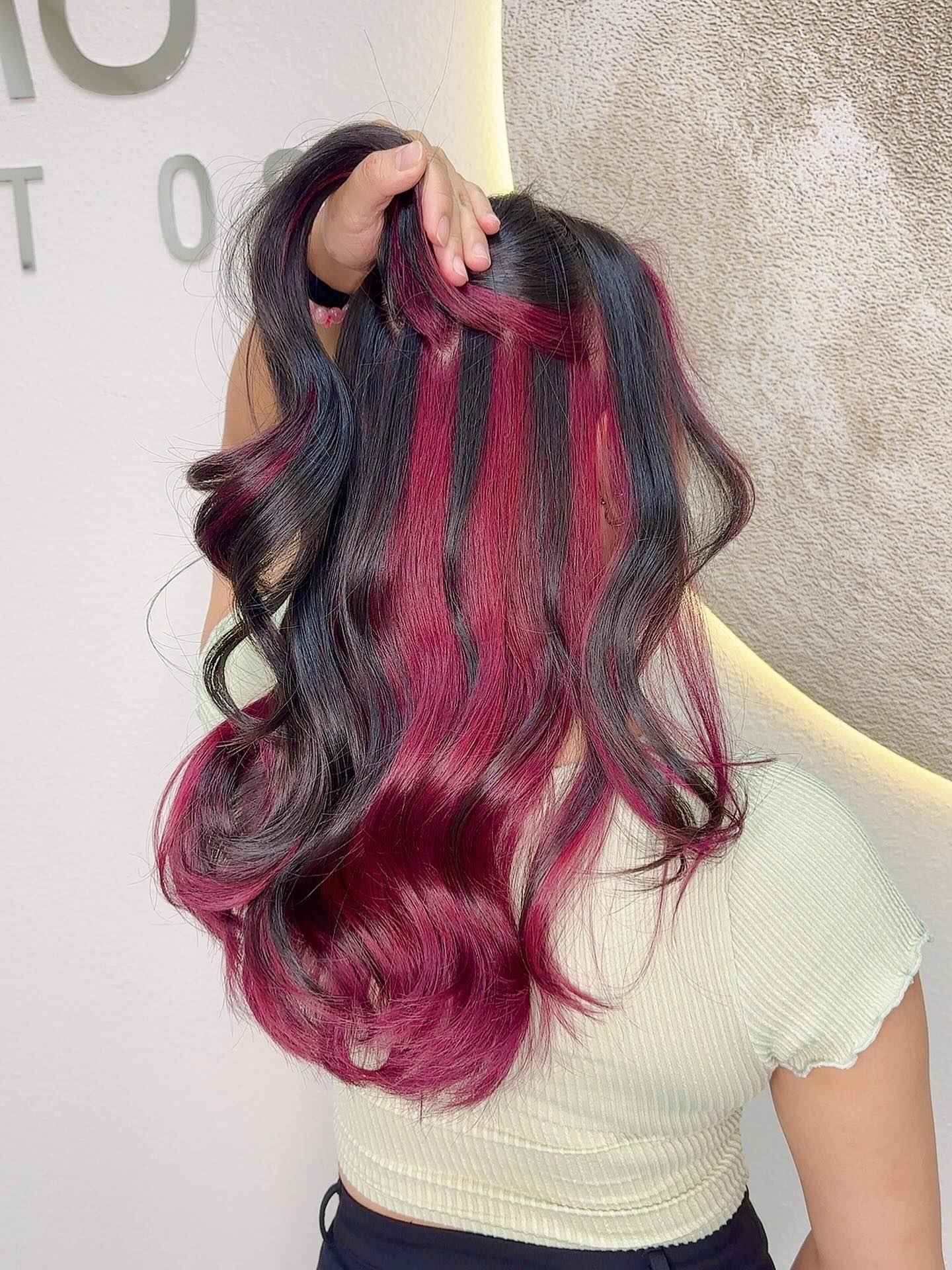 Bold Black-to-Magenta Ombre Waves