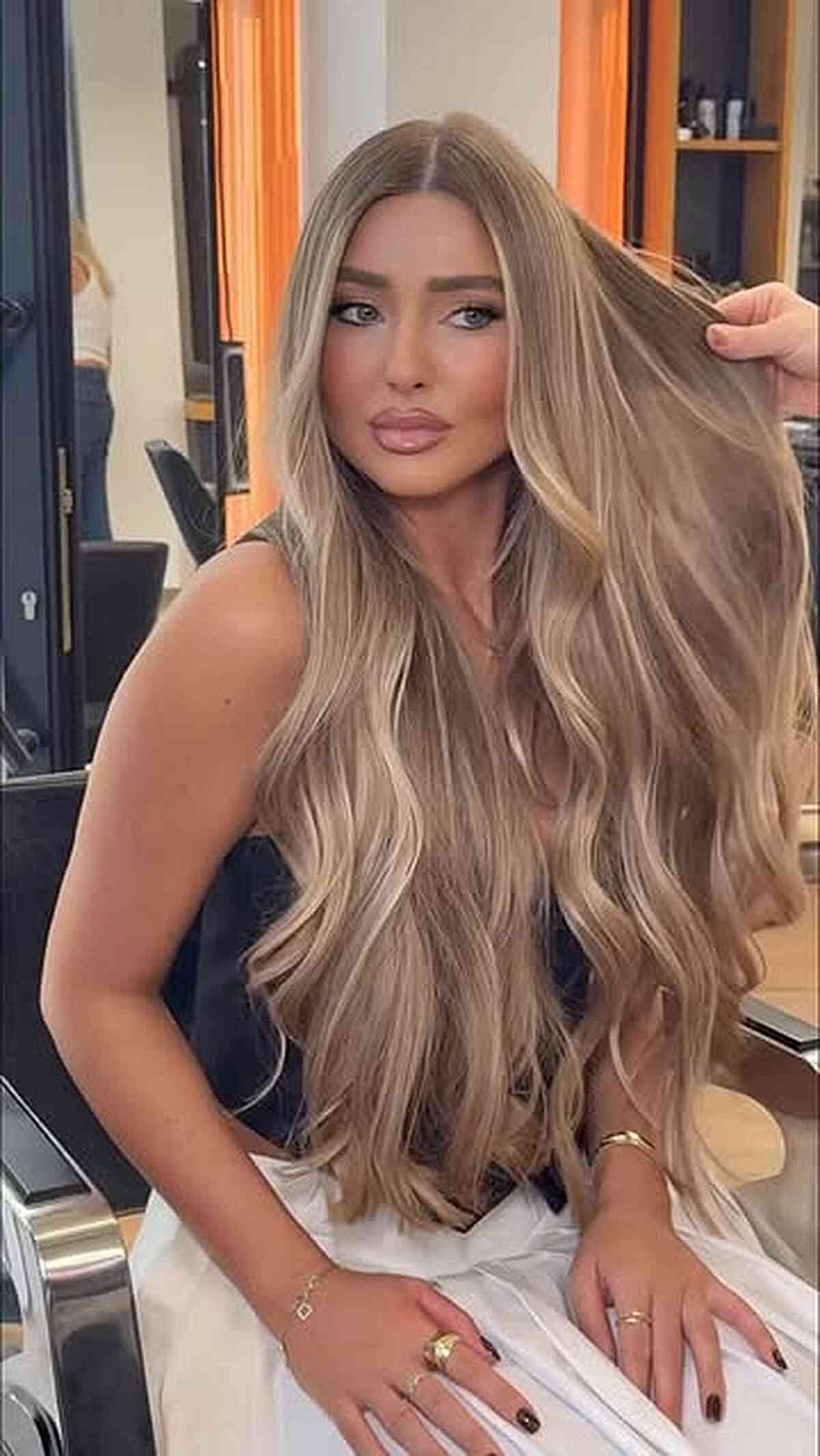 Radiant Caramel Balayage with Long Waves