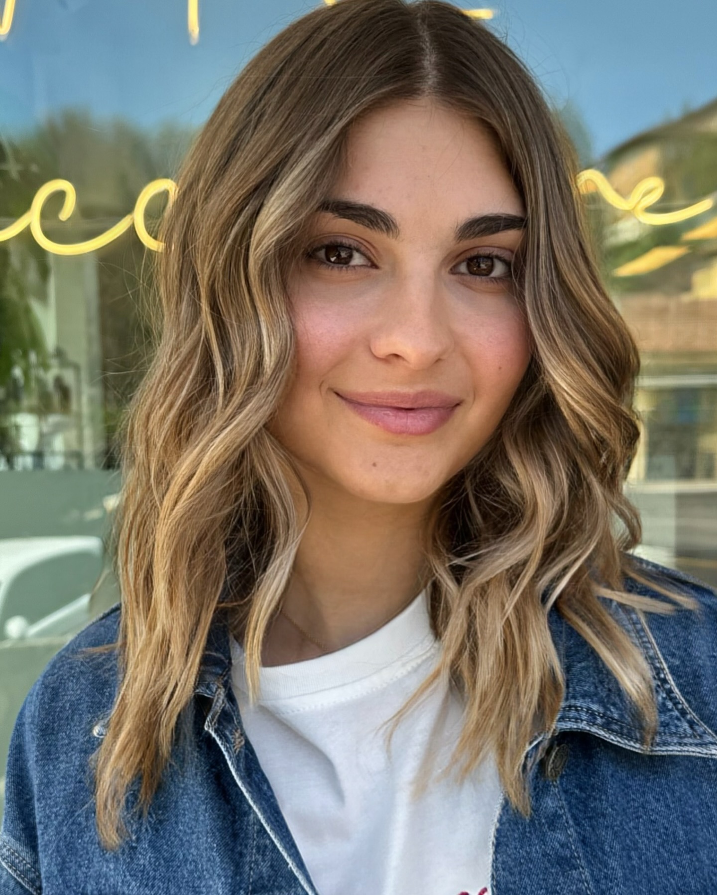 Soft Tawny Waves with Face-Framing Highlights