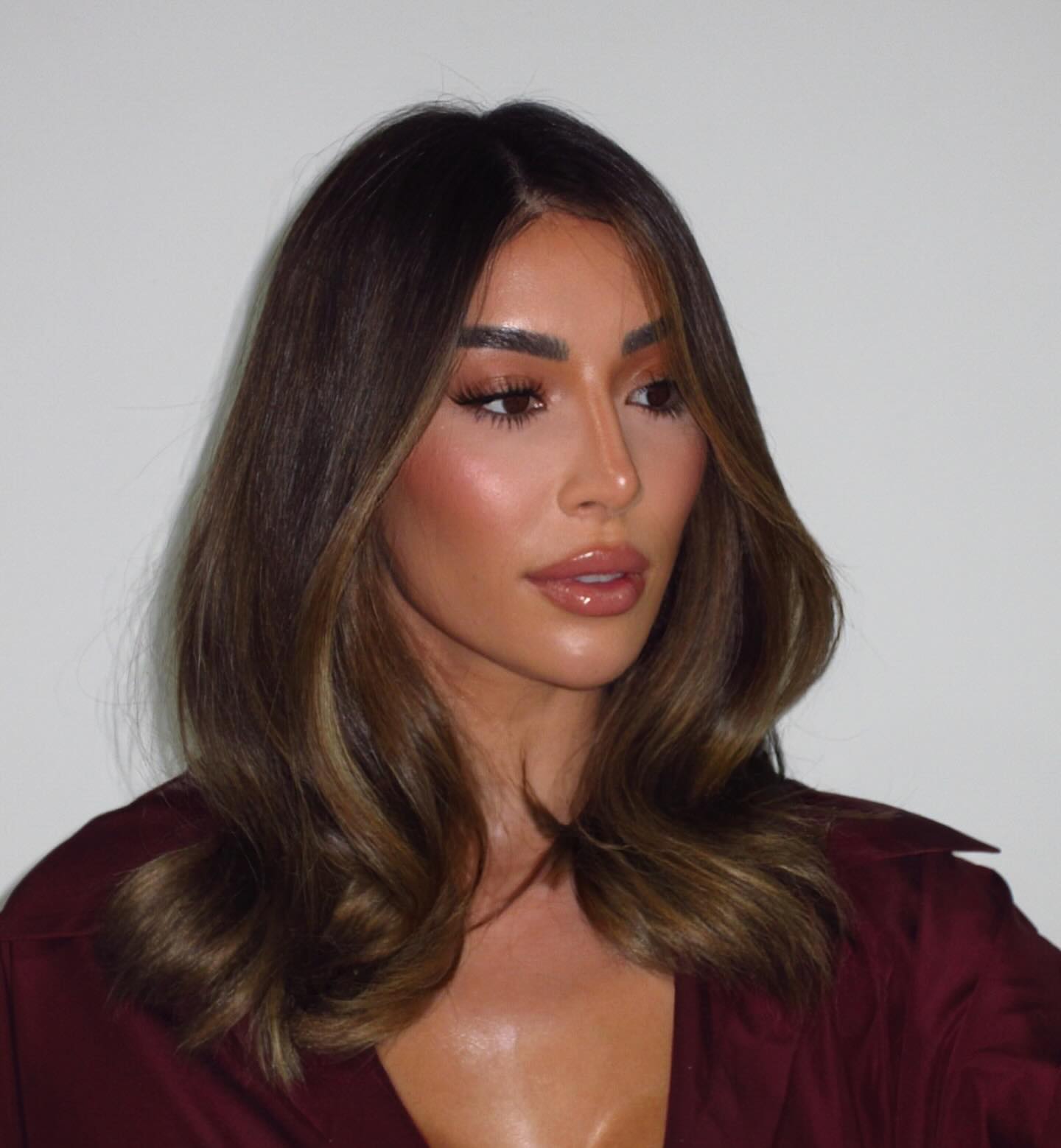 Glossy Caramel Waves with Face-Framing Highlights