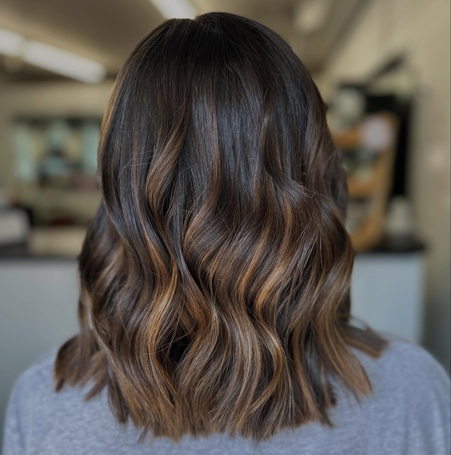 Chic Caramel Balayage on Medium-Length Waves