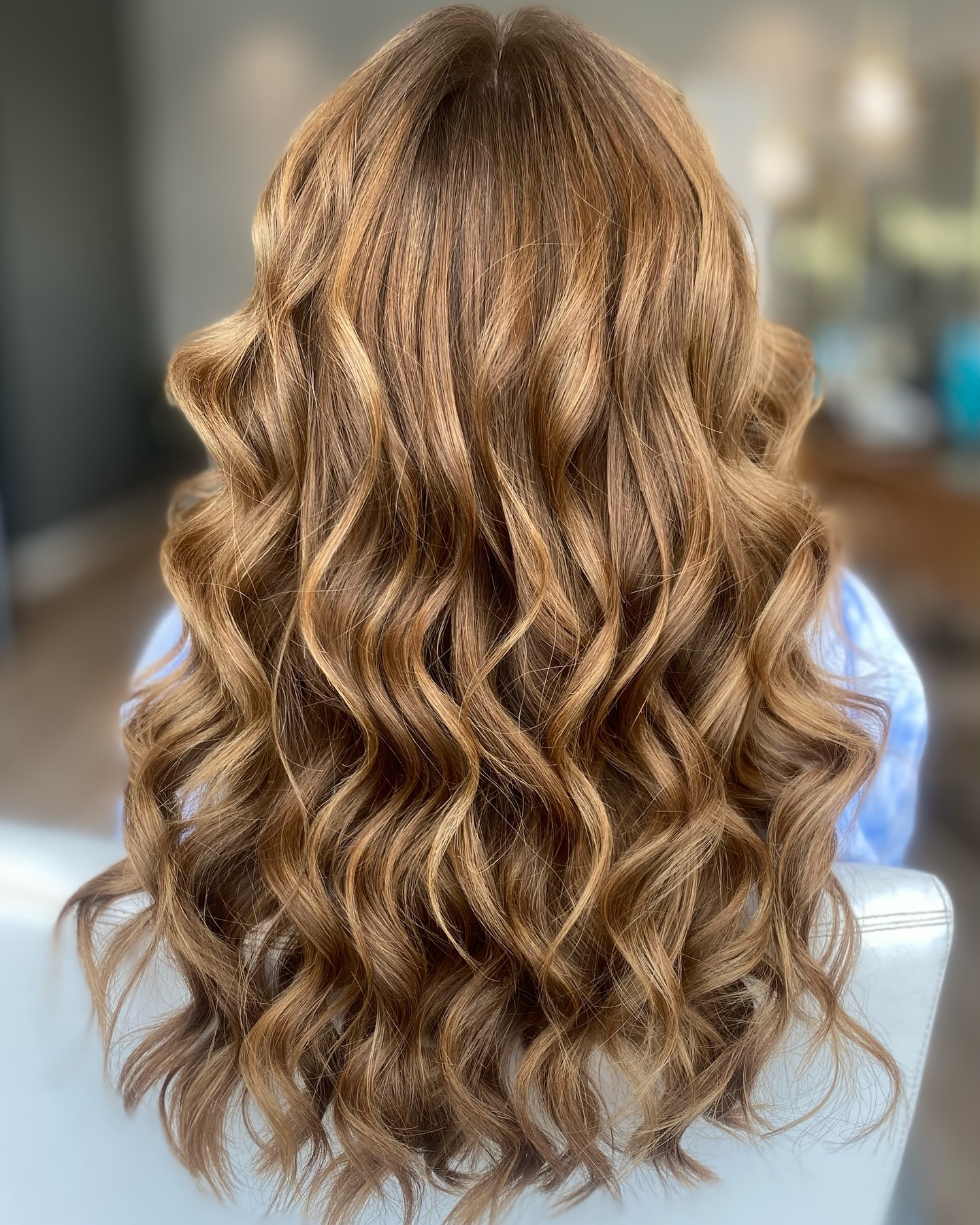 Lustrous Golden Waves with Seamless Layers