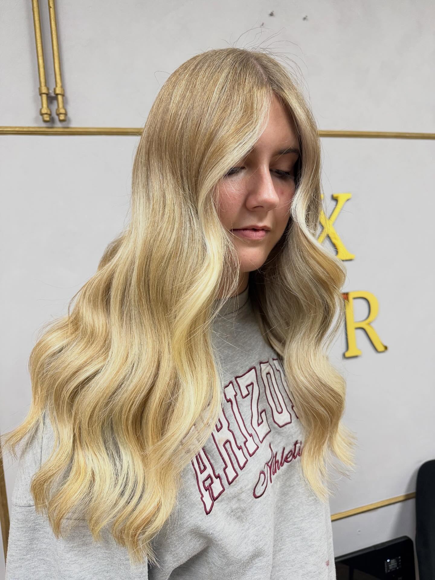 Luxurious Golden Blonde Waves with Face-Framing Layers