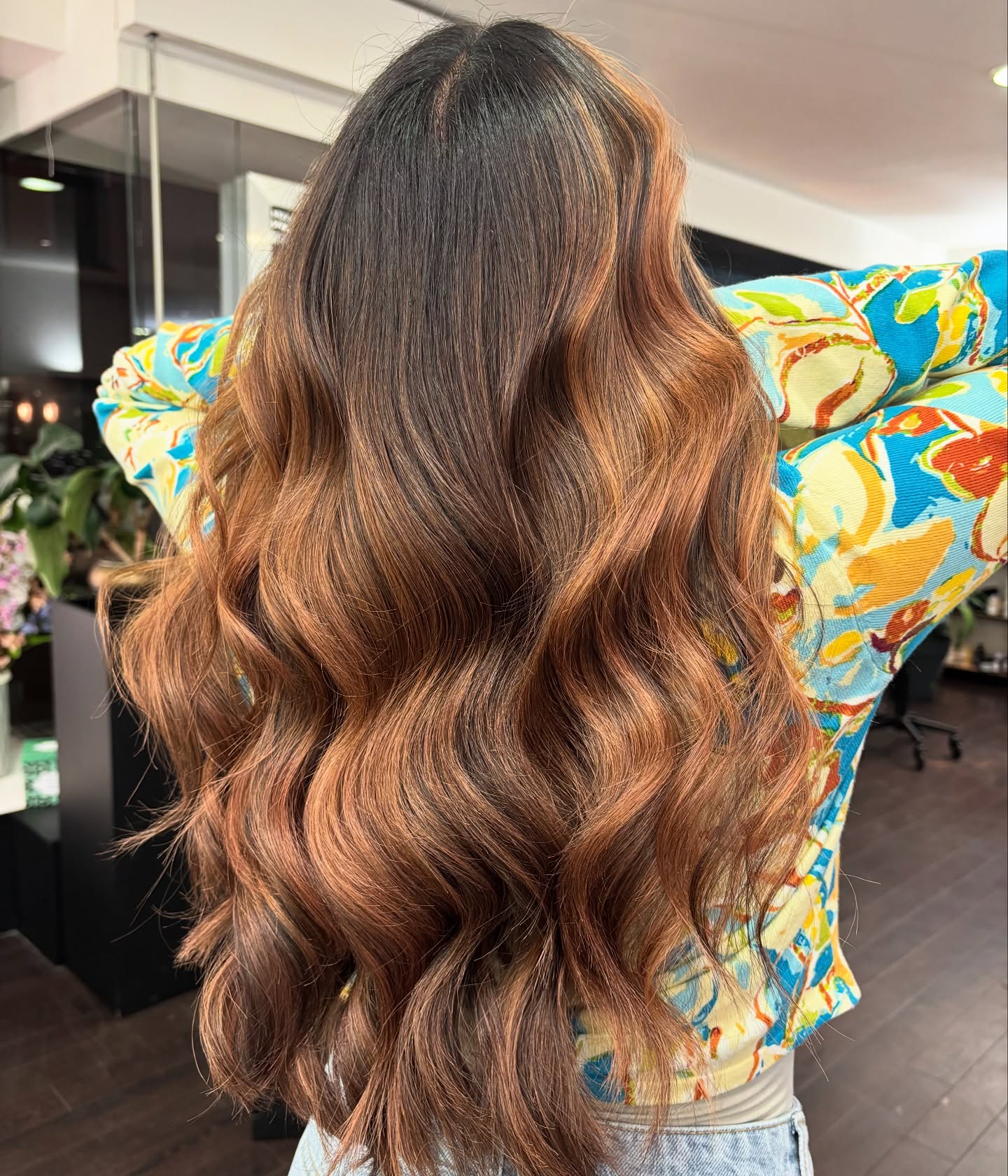 Radiant Caramel Balayage with Luscious Waves