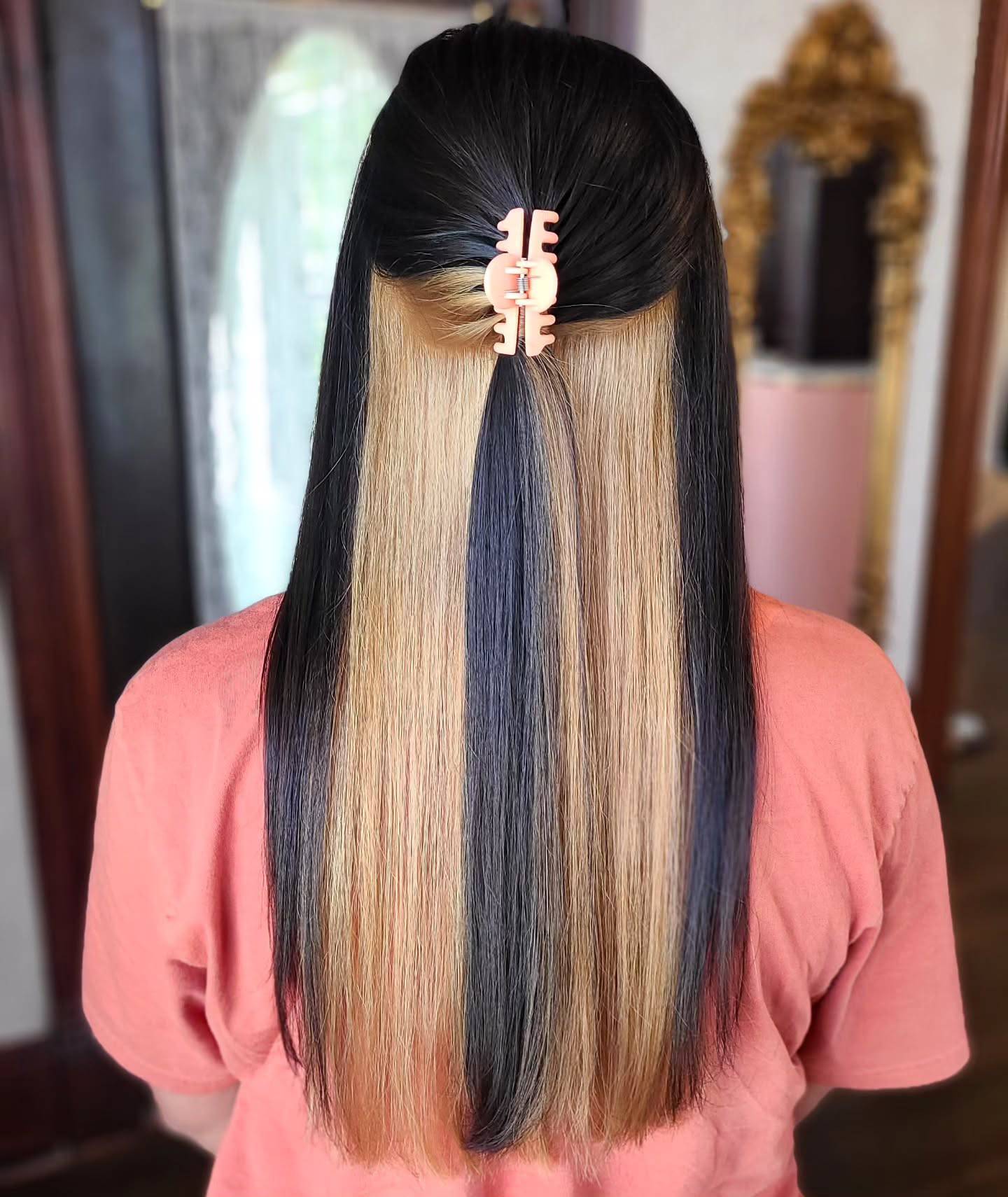 Chic Long Straight Hair with Bold Blonde Panels