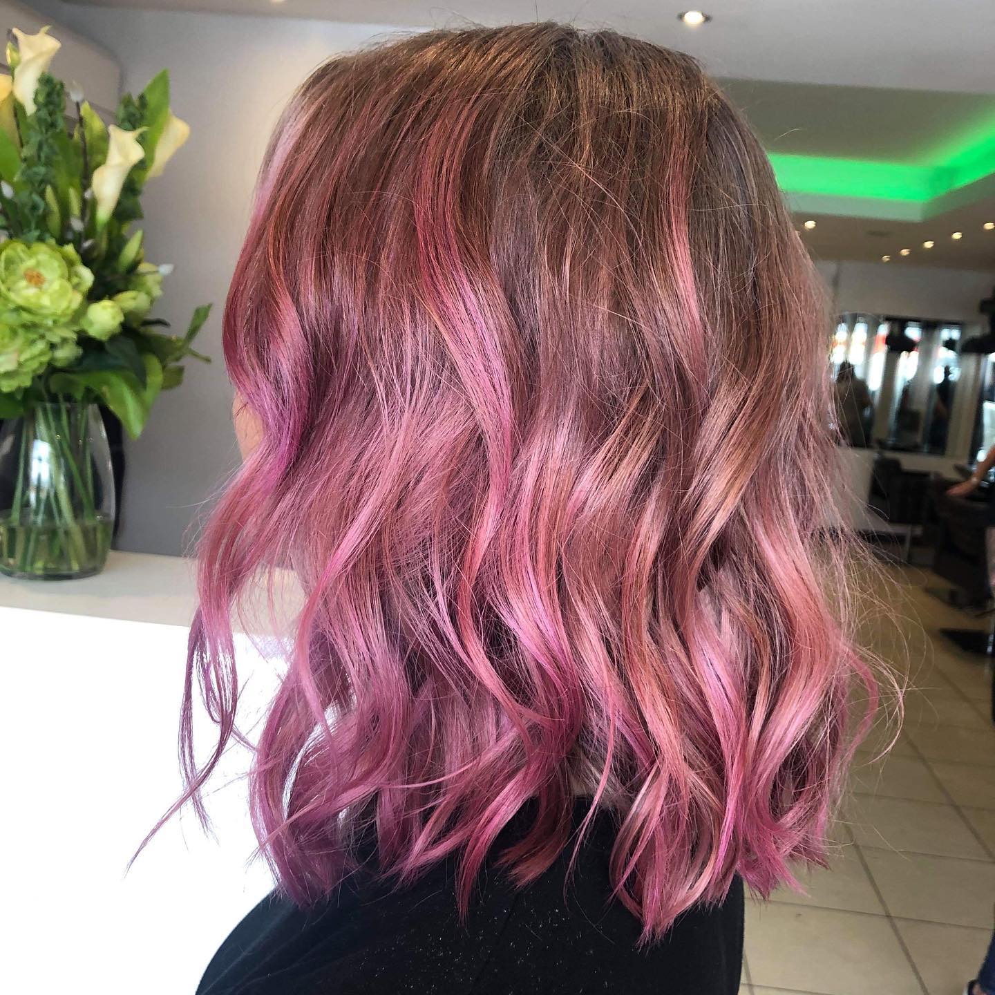 Dynamic Rose Gold Wavy Bob with Subtle Ombre