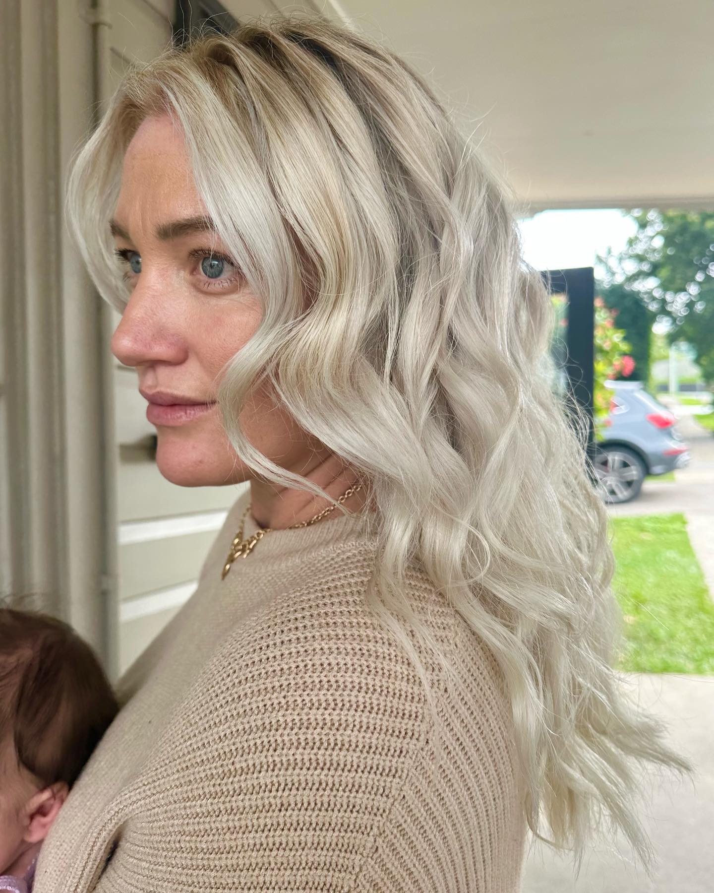 Layered Cool-Toned Blonde Waves with Natural Lowlights