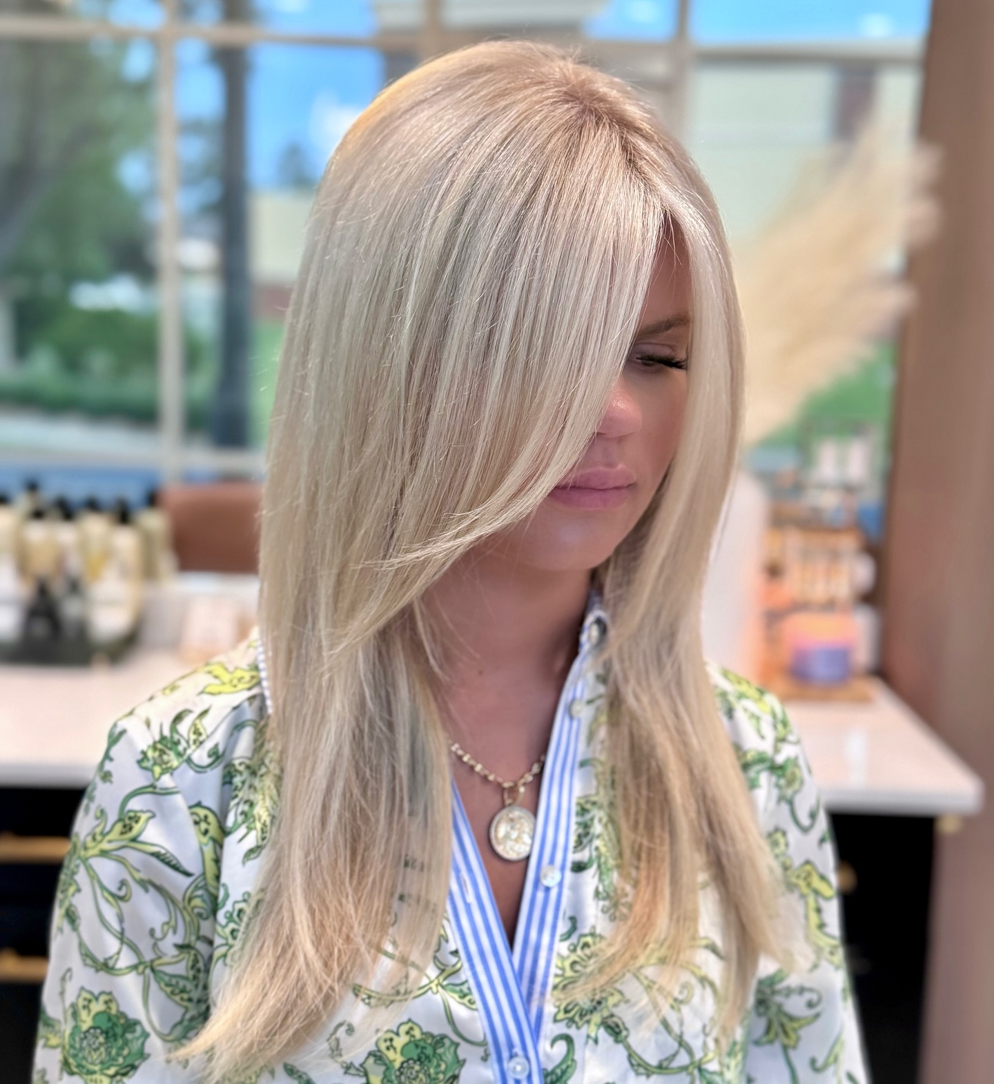 Refined Face-Framing Cool Blonde with Smooth Textures