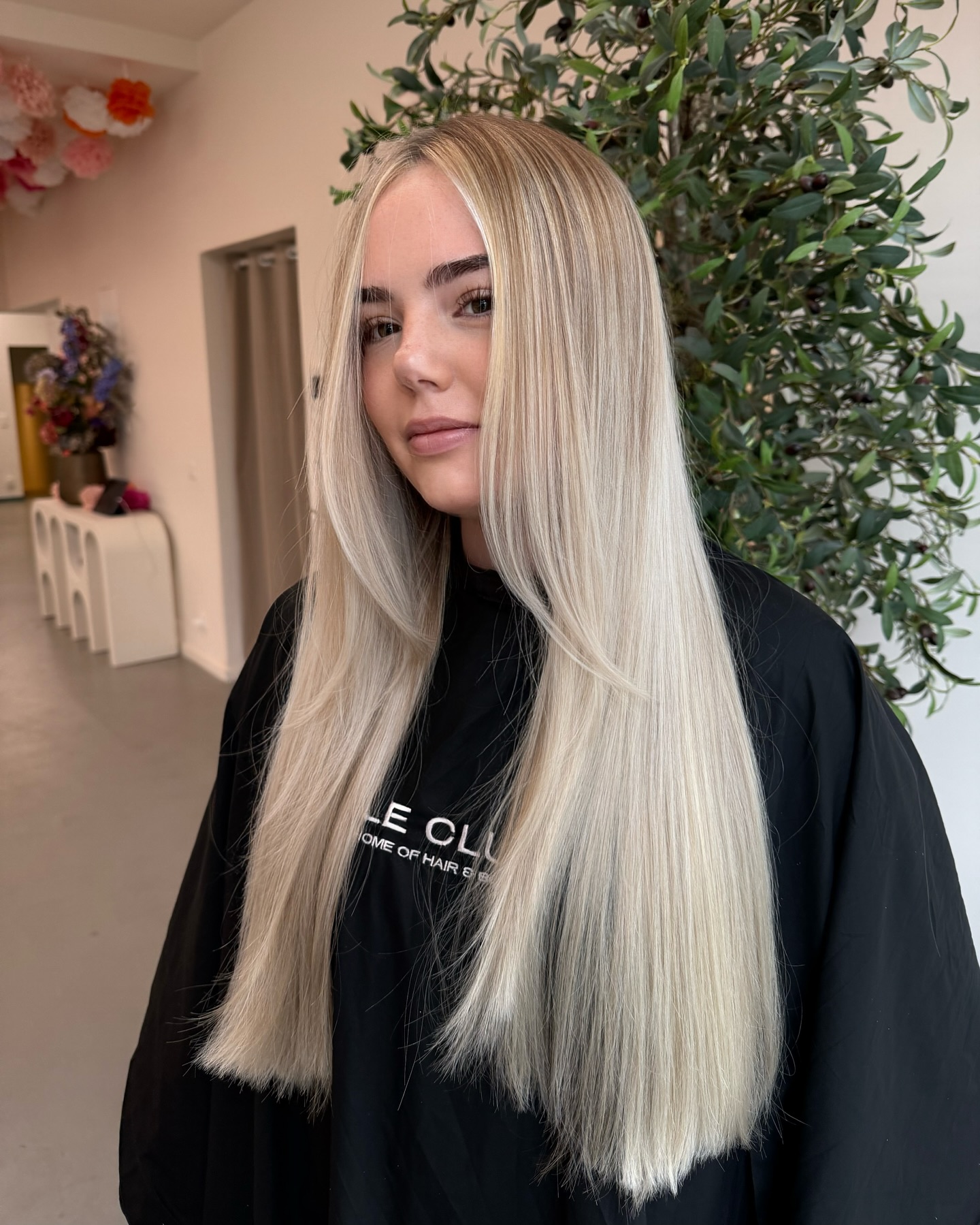 Seamless Cool-Toned Blonde with Mid-Length Layers