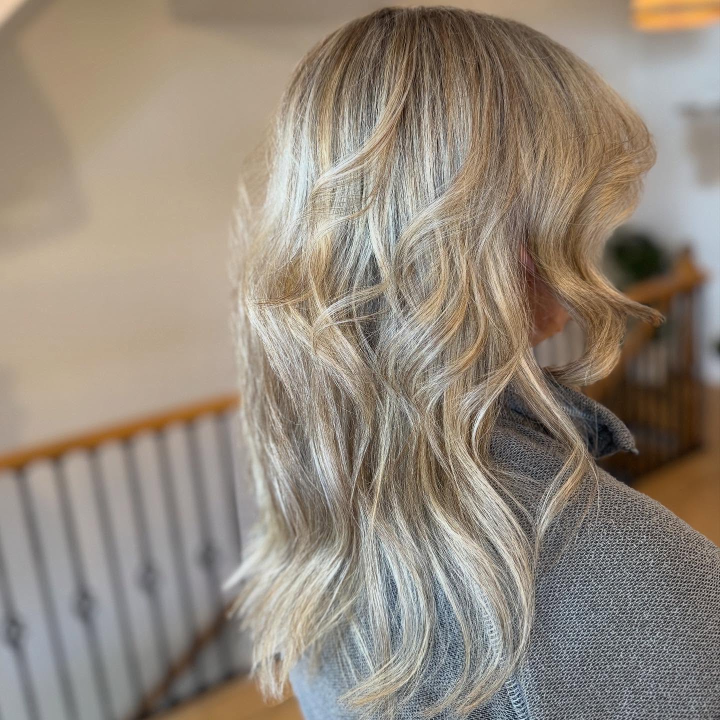 Subtle Cool-Toned Blonde Waves with Soft Layers