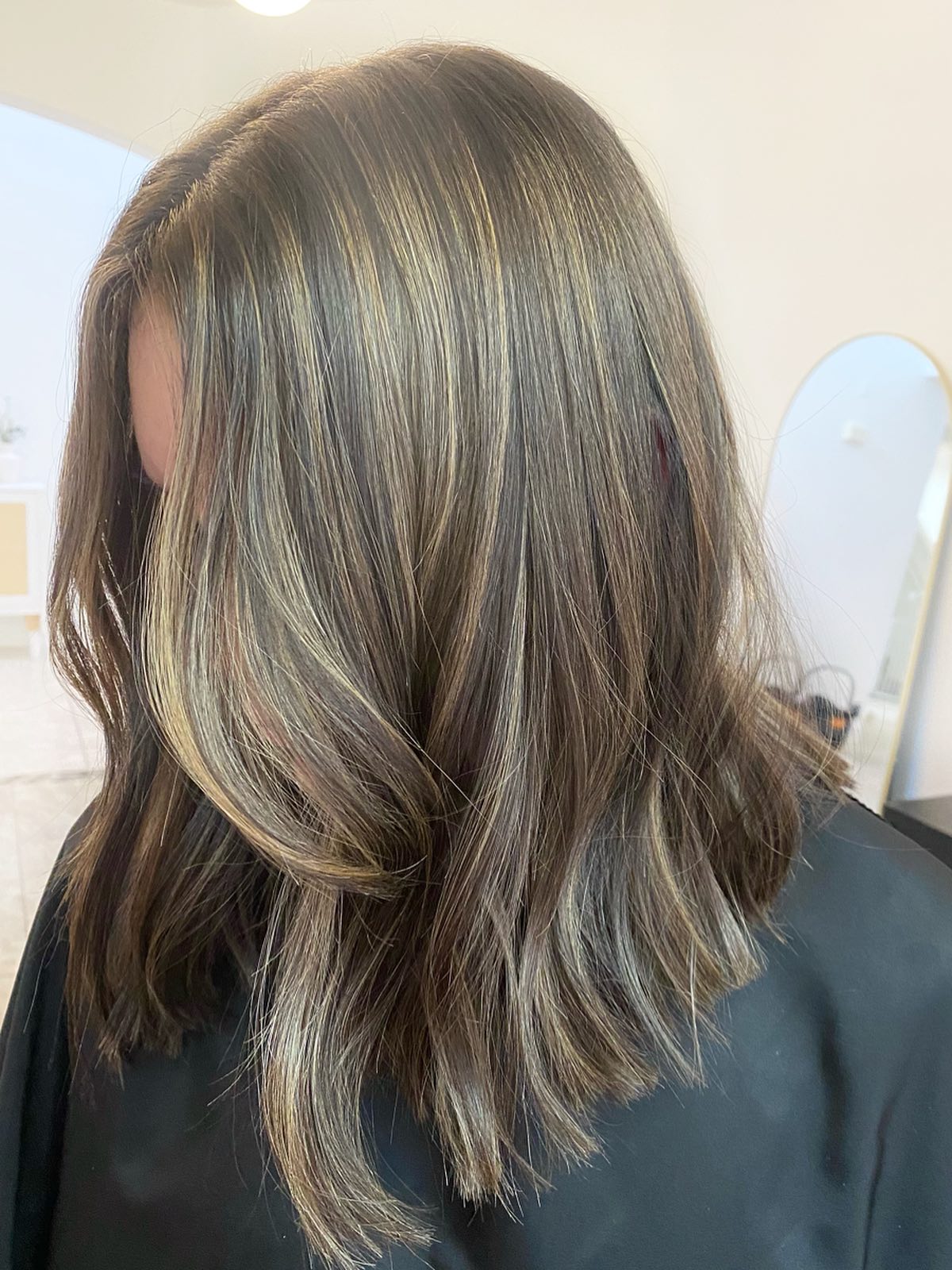 Subtle Dimensional Highlights for Effortless Brunette Waves