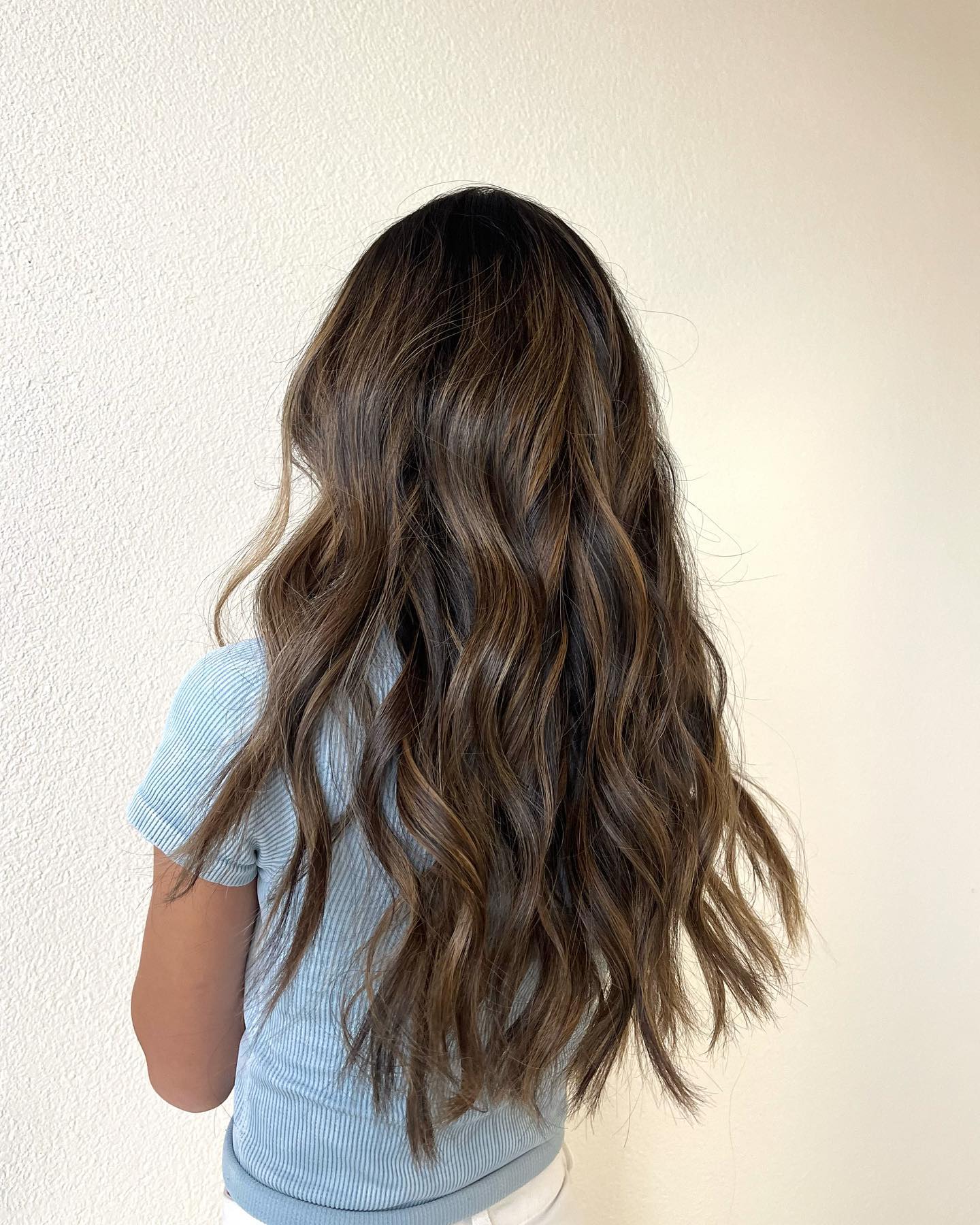 Textured Long Brunette Waves with Subtle Highlights