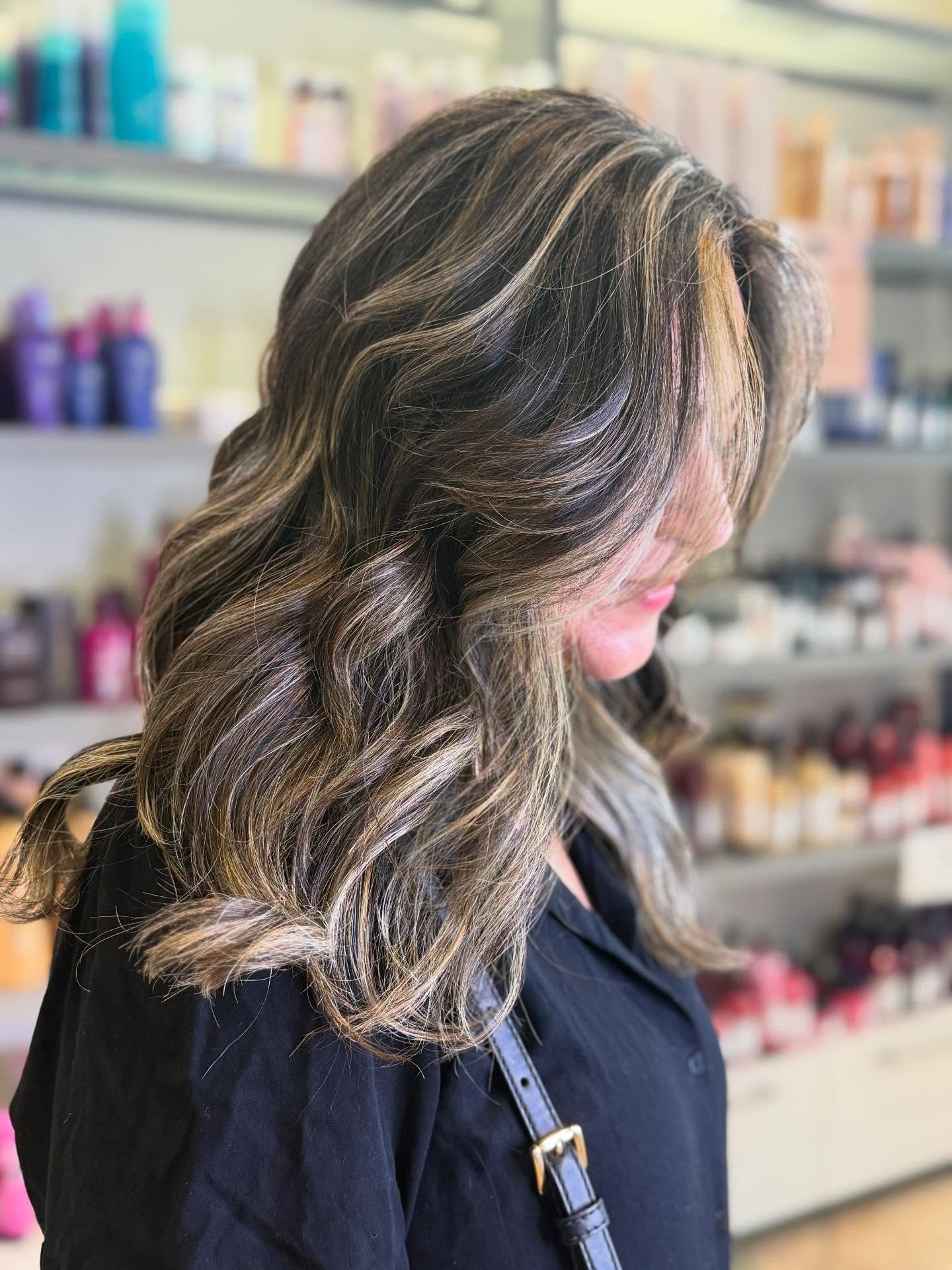 Dimensional Brunette Waves with Subtle Highlights
