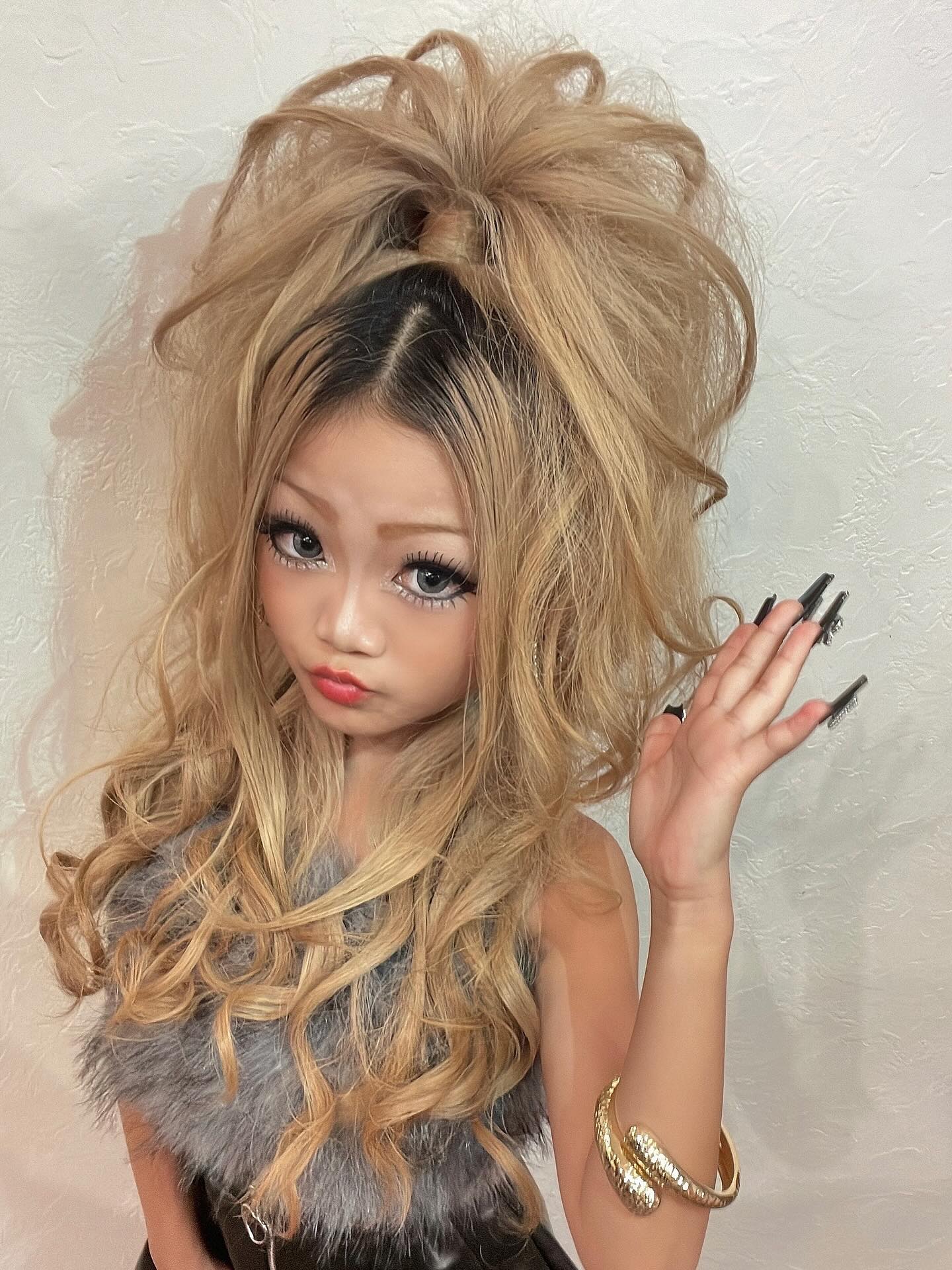 Teased Blonde Explosion with Dark Root Contrast