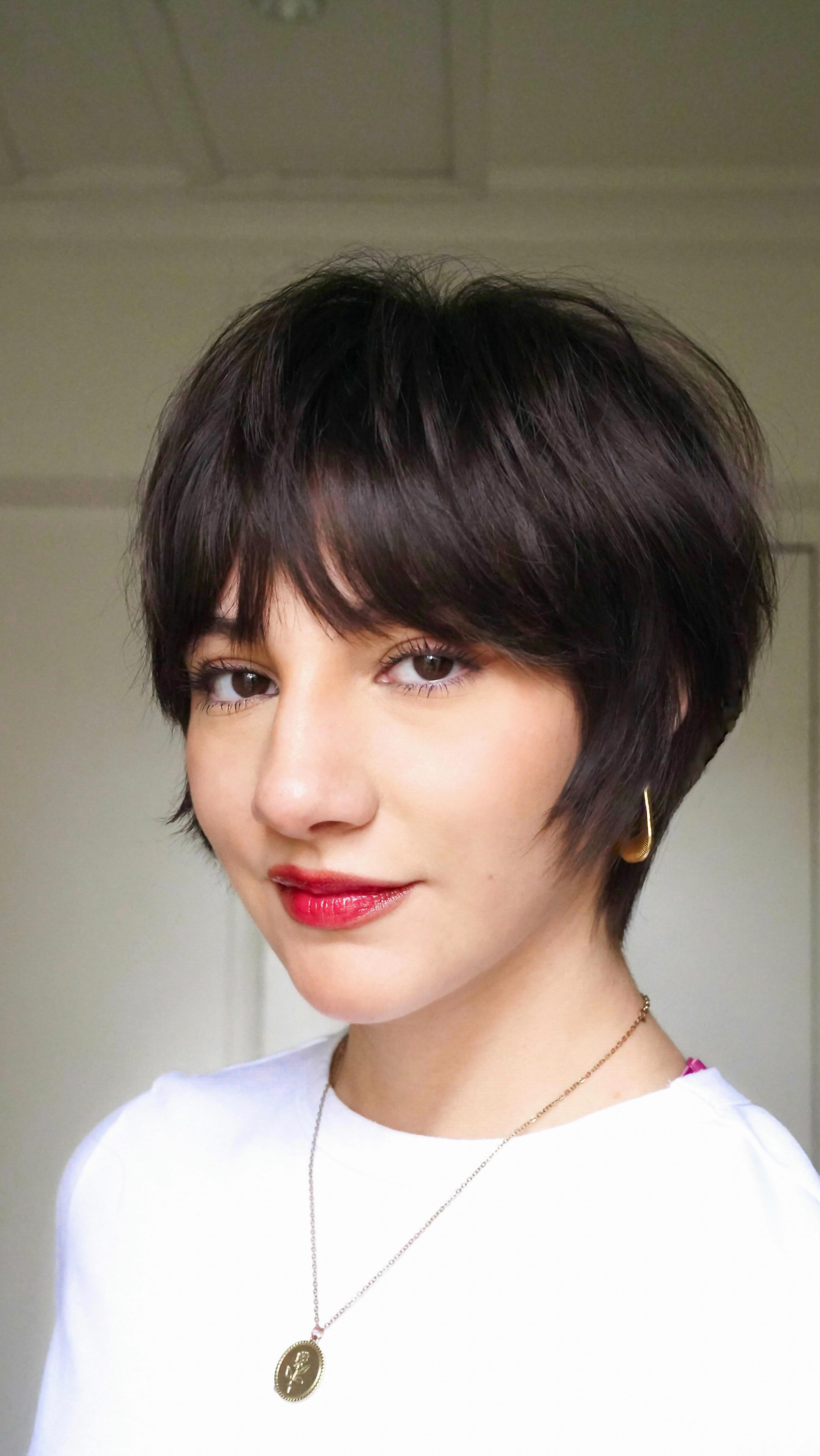 Charming Chestnut Cropped Bob with Subtle Highlights