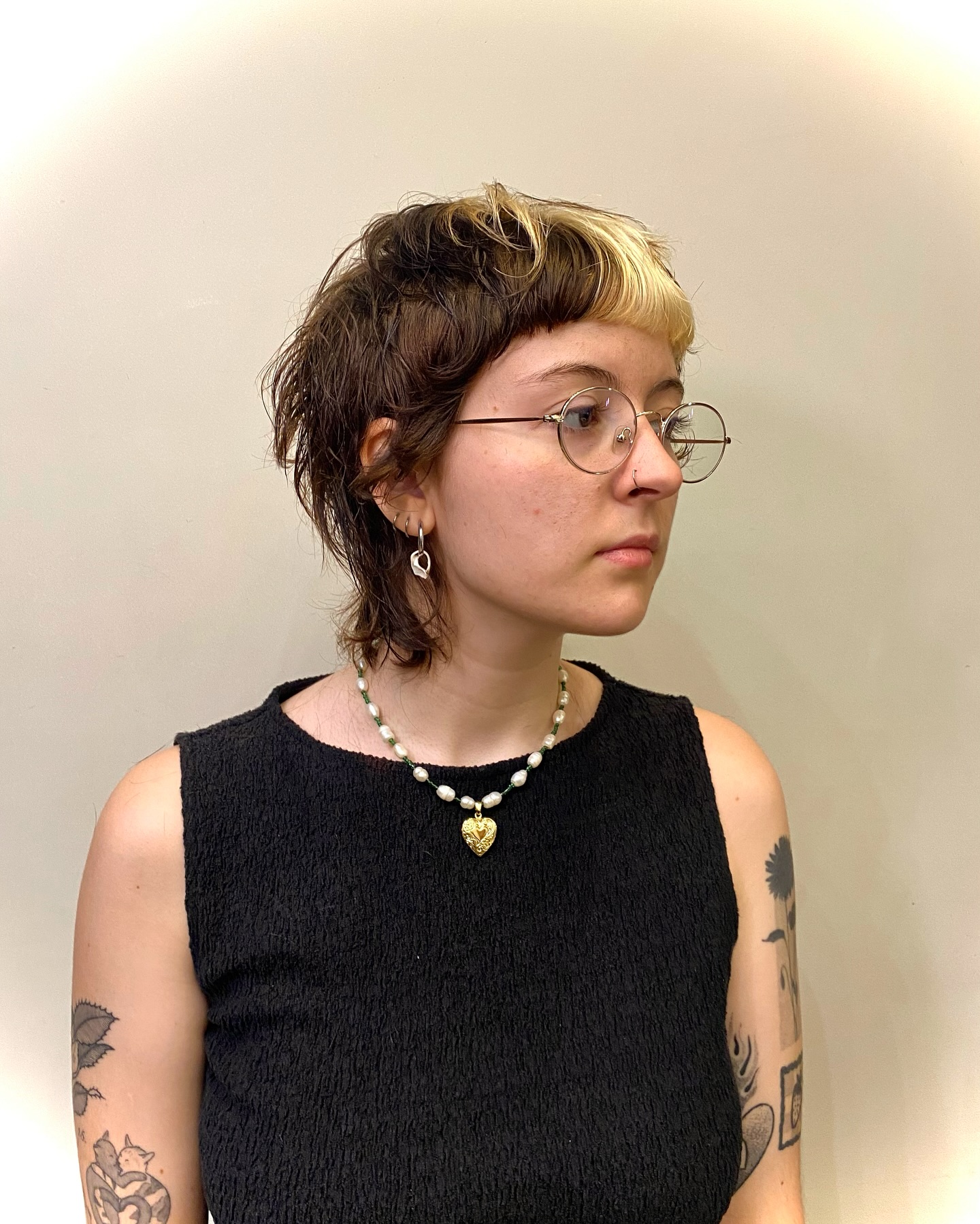 Chic Contrasting Top Bangs with Wavy Layers