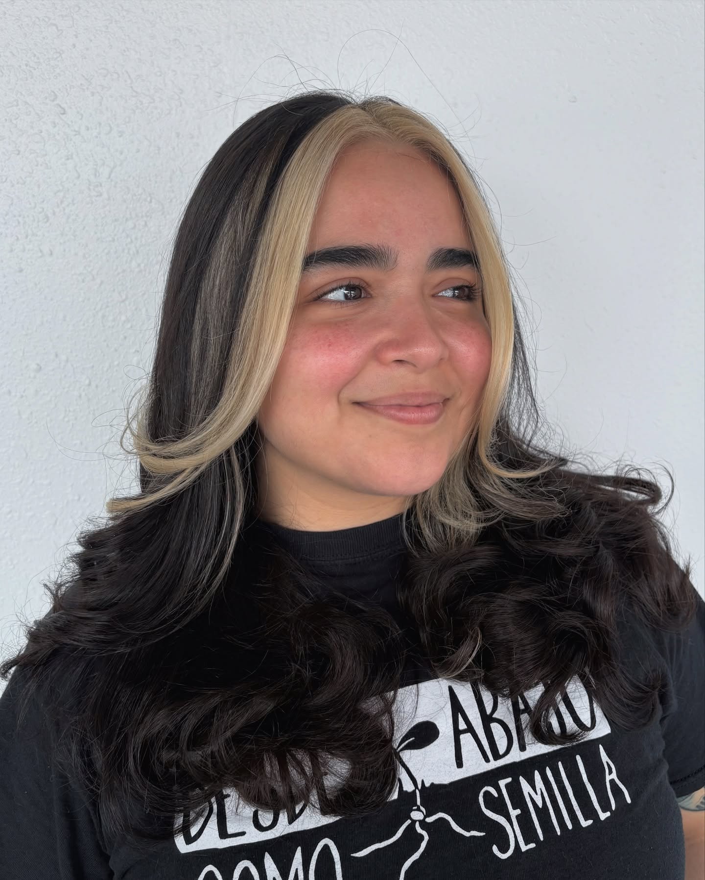 Deep Brunette Waves with Bold Blonde Face-Framing Highlights