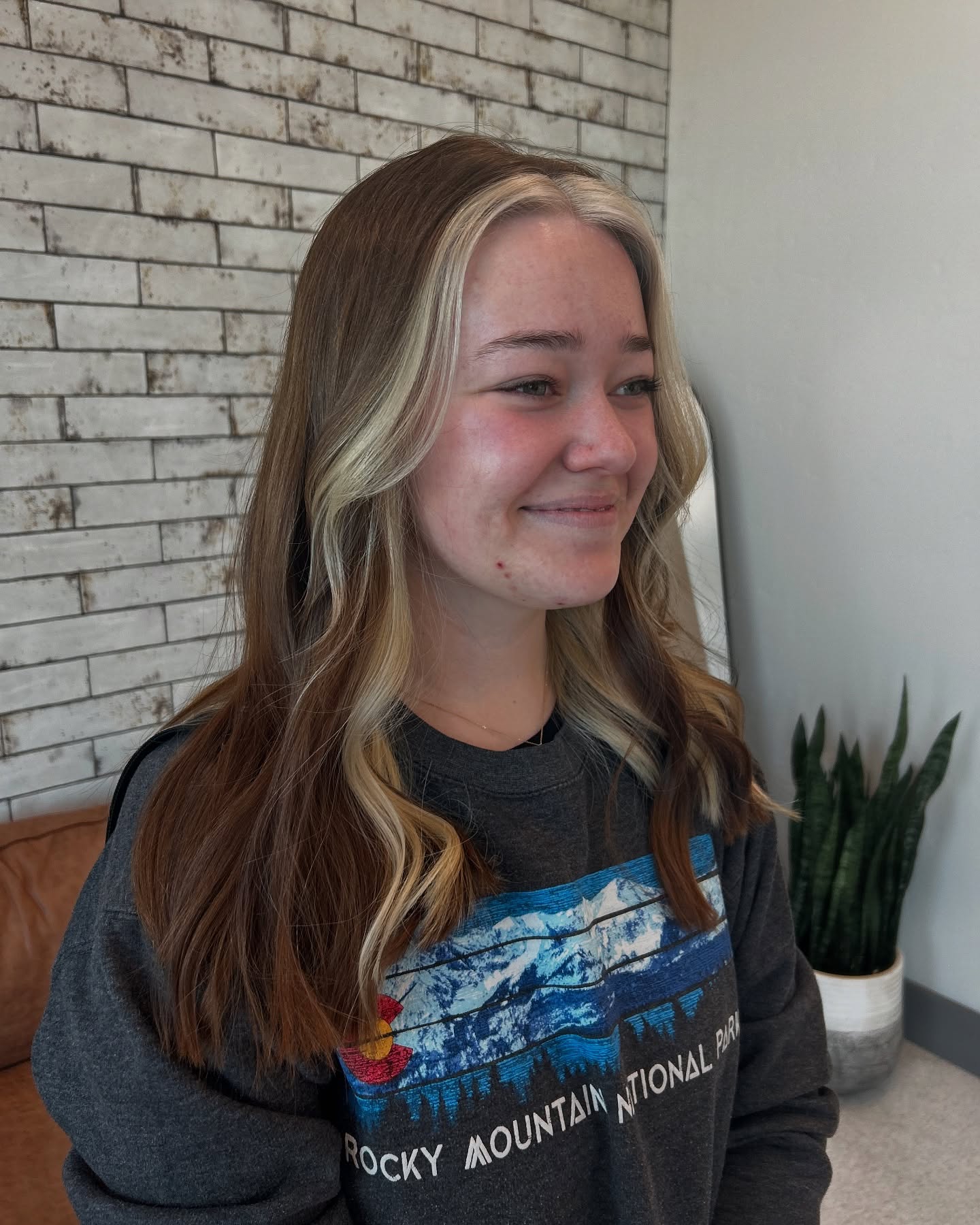 Effervescent Blonde Highlights with Dynamic Root Transition