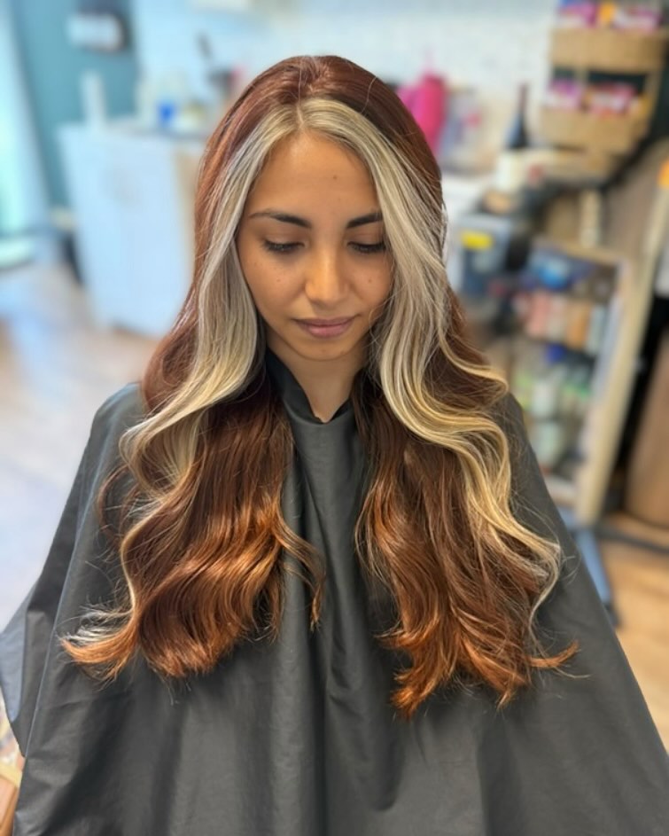Elegant Silver and Copper Dual-Toned Waves with Precision Highlights