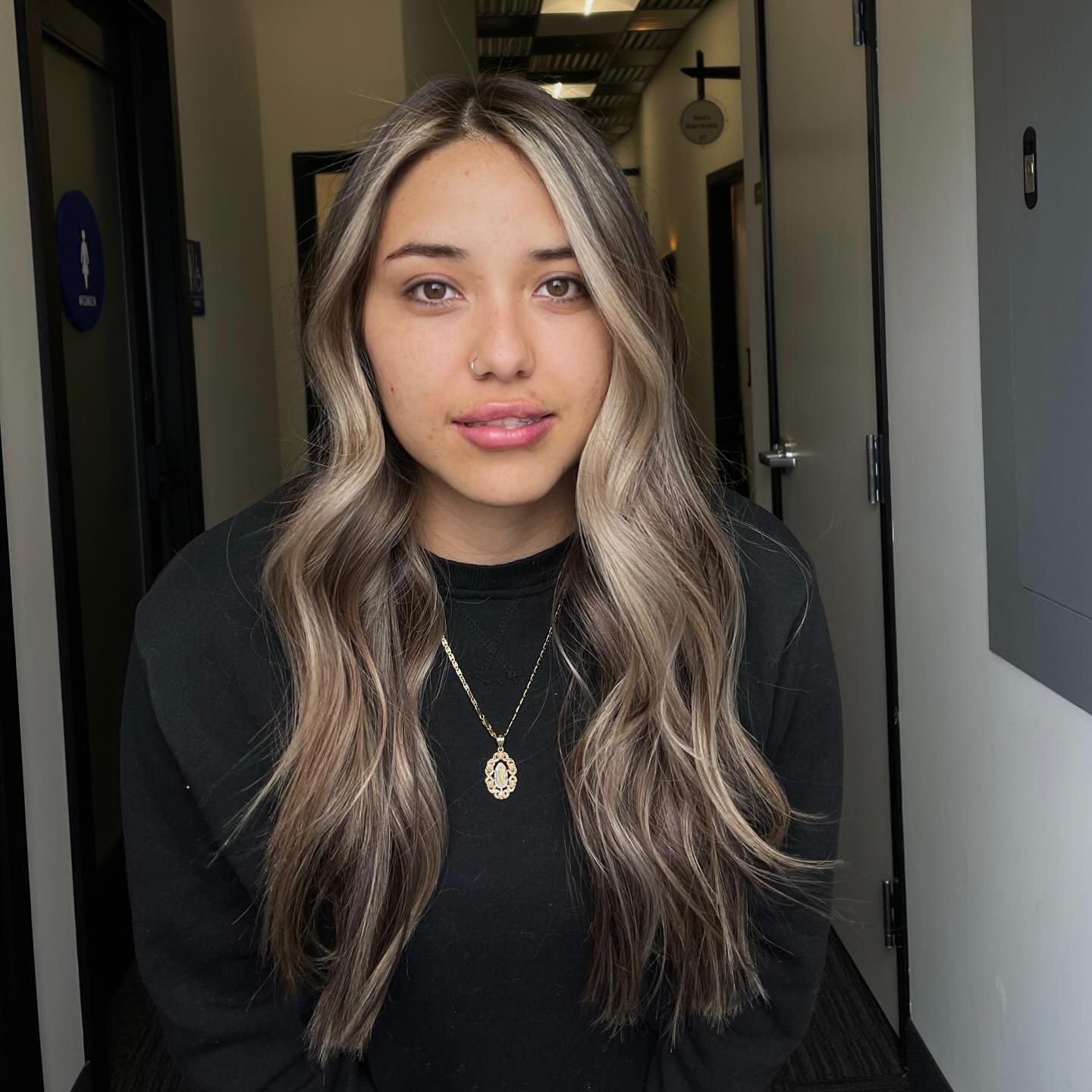 Flowing Ash-Blonde Waves with Contrasting Money Piece