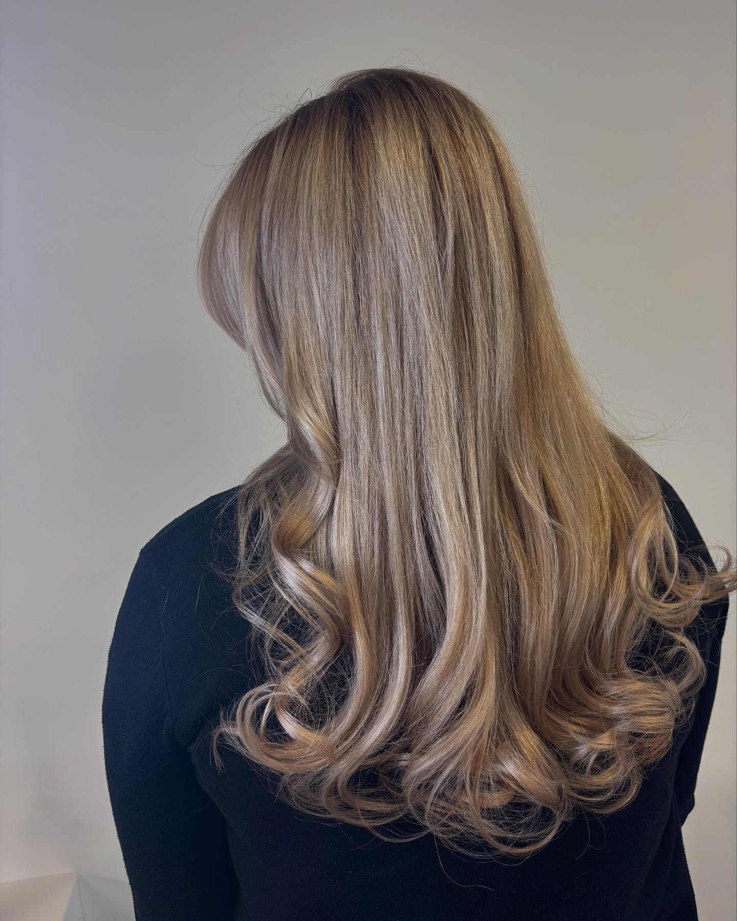 Glamorous Long Soft Waves with Subtle Highlights