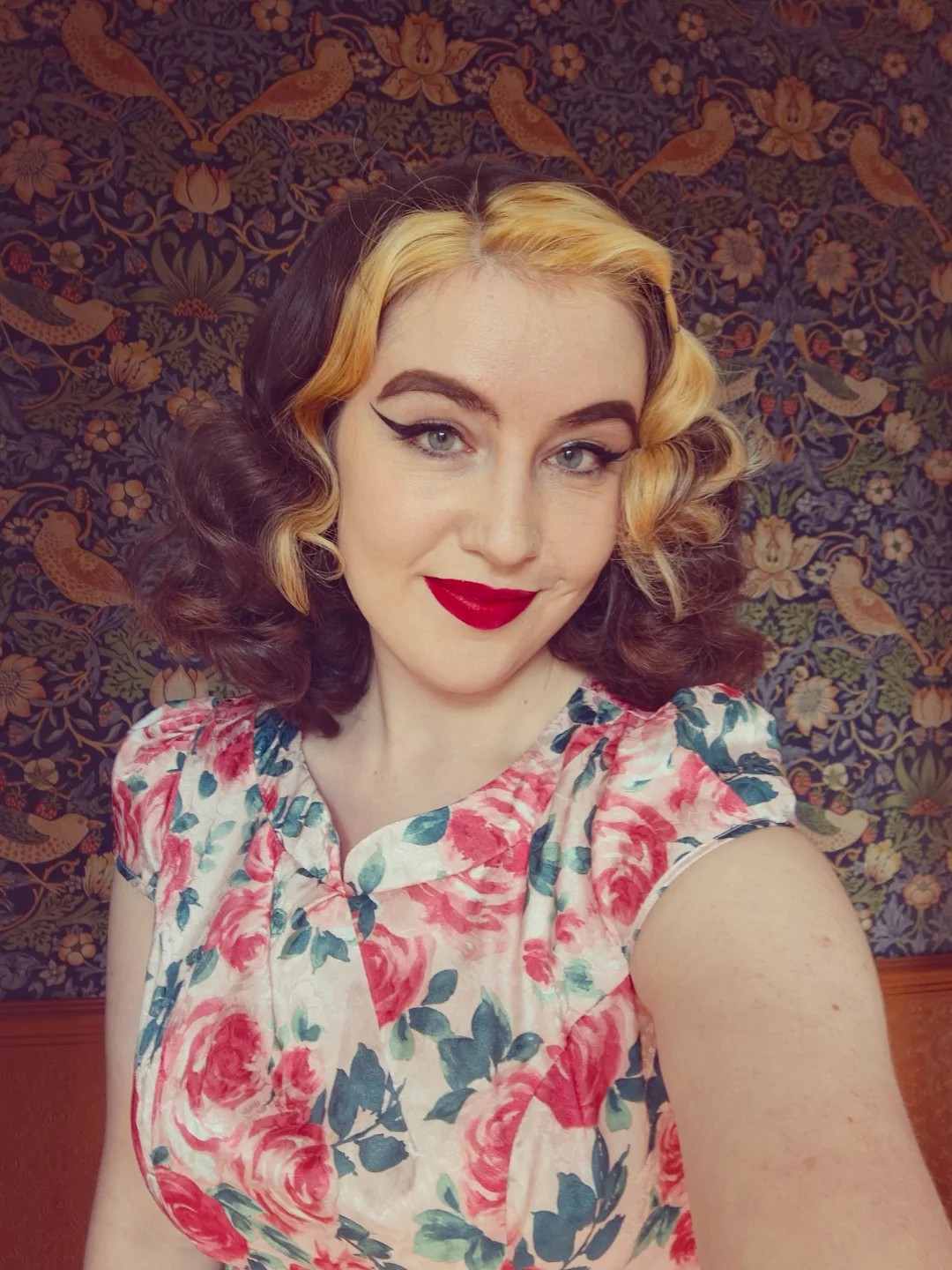 Golden-Tipped Retro Waves with Bold Contrast
