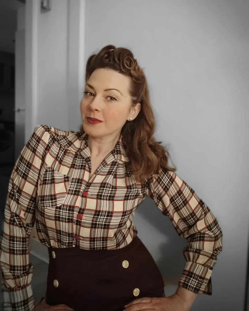 Sleek Pin-Curled Locks with Vintage Charm