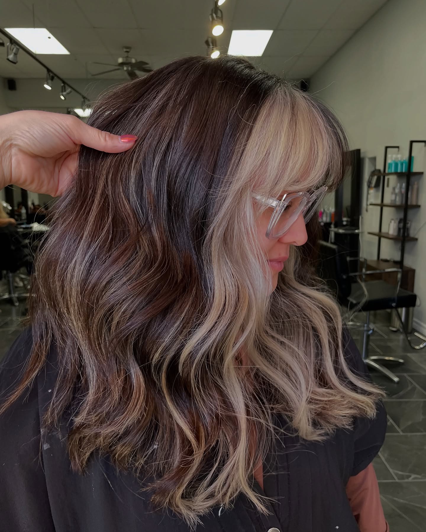 Soft Brunette Cascades with Bold Blonde Face-Framing Highlights