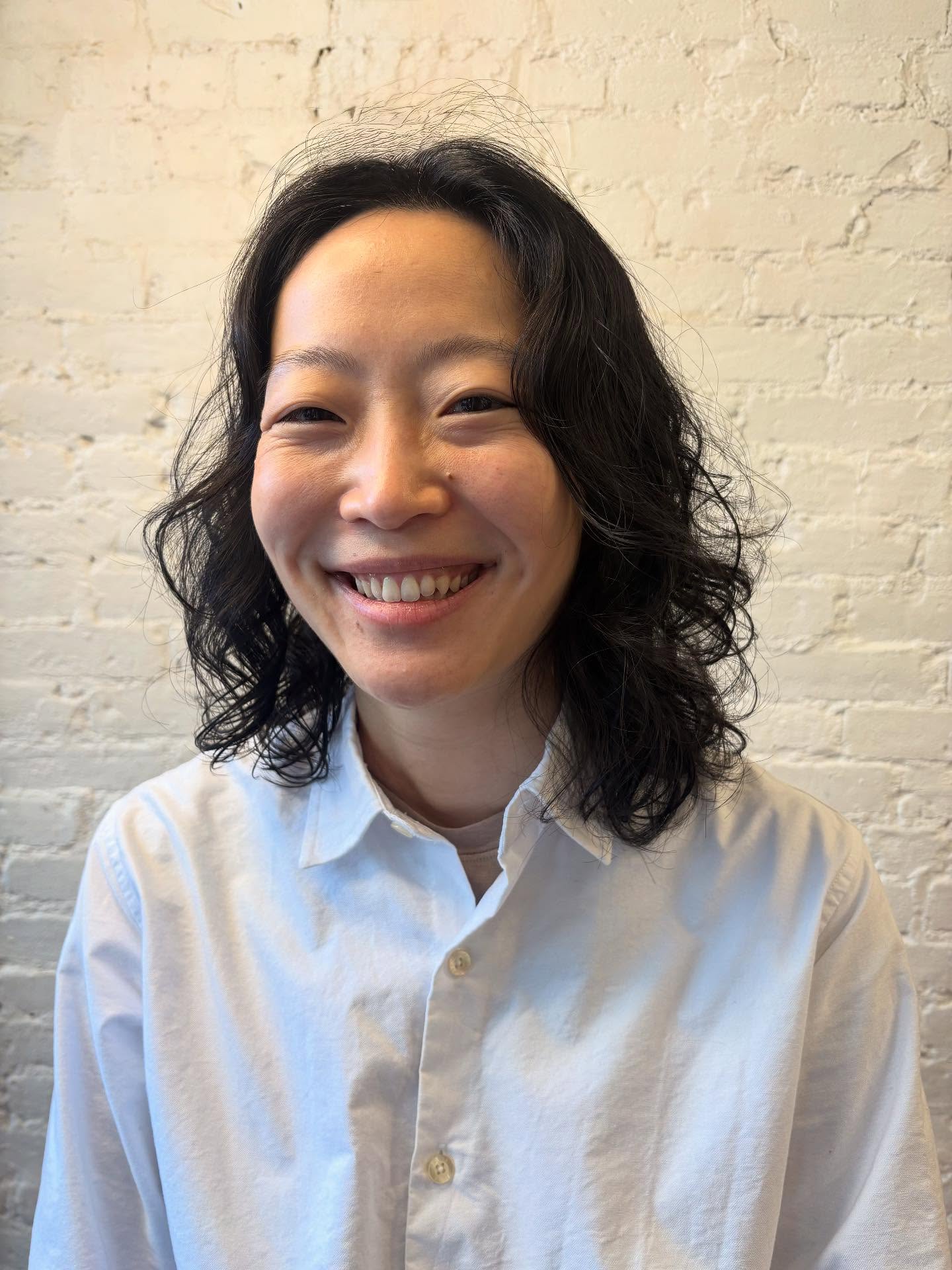 Breezy Tousled Medium Bob with Natural Waves