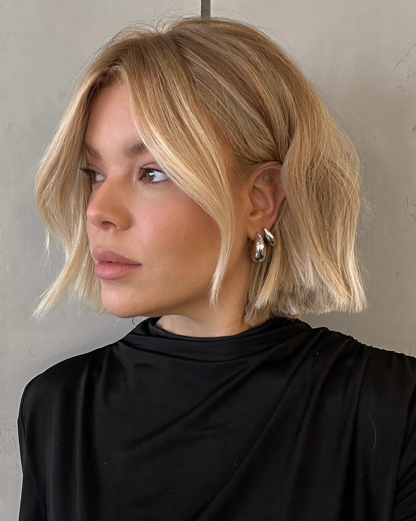 Chic Textured Blonde Bob with Soft Waves