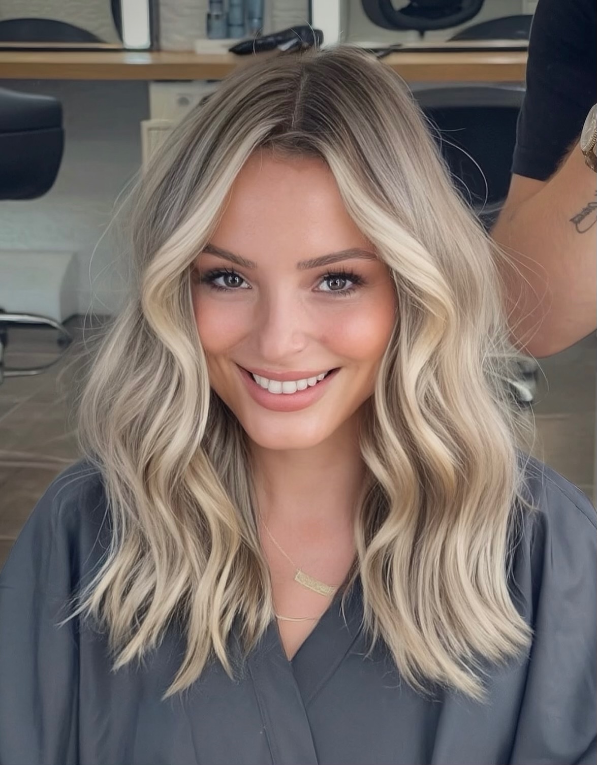 Effortlessly Wavy Blonde Locks with Subtle Dimension