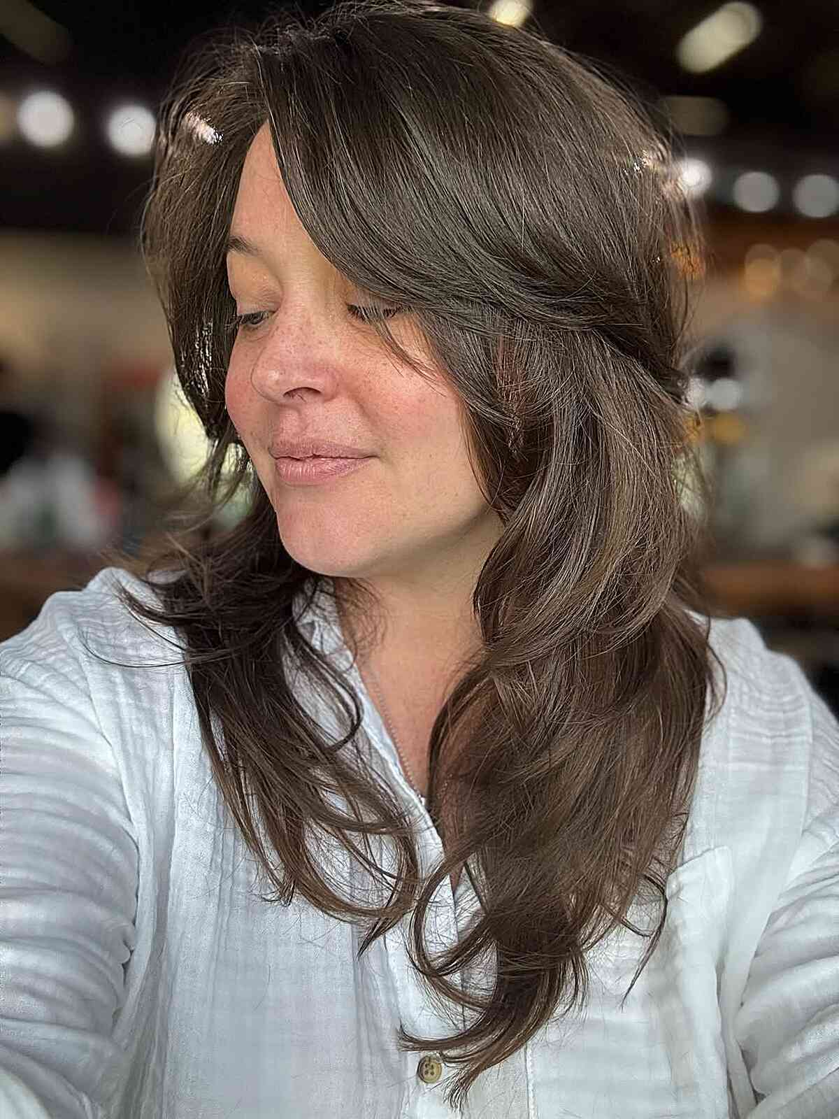 Layered 90s Hairstyle with Face-Framing Highlights